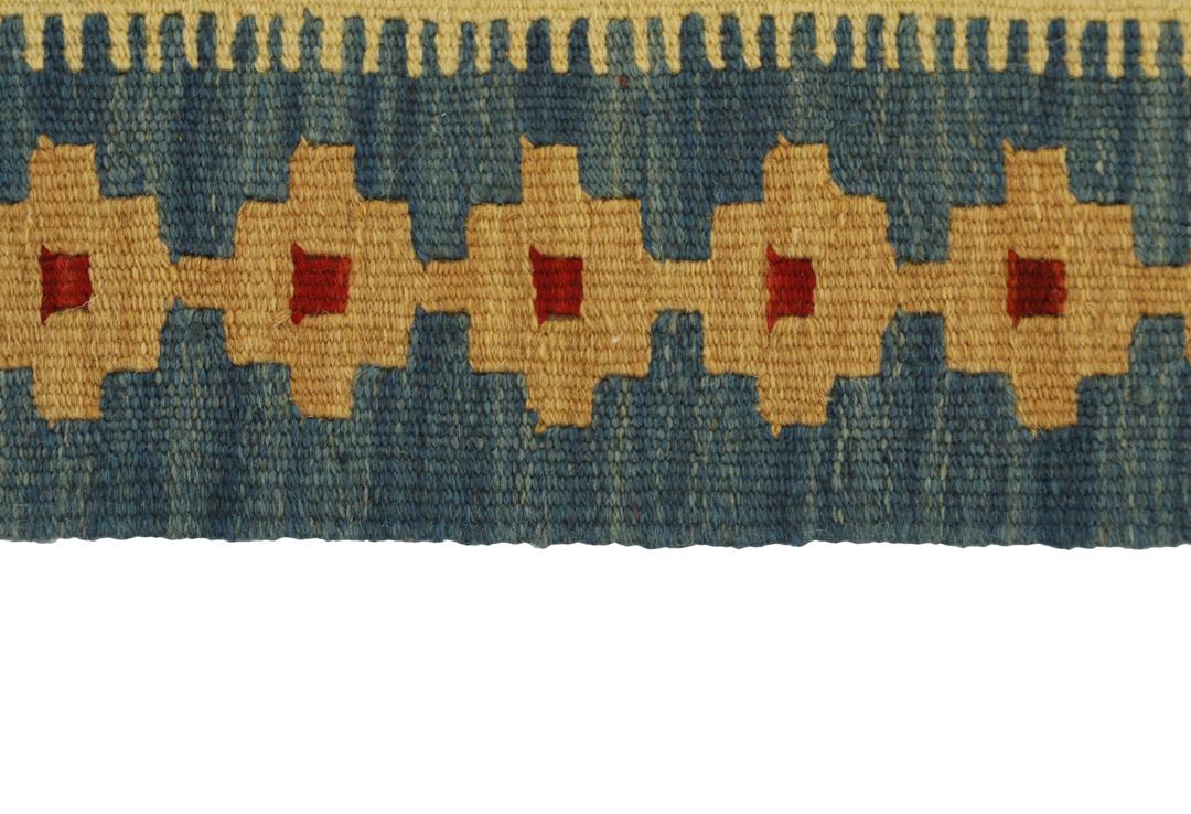 Tapis Kilim tissé à la main du Moyen-Orient avec un motif géométrique multicolore en losanges