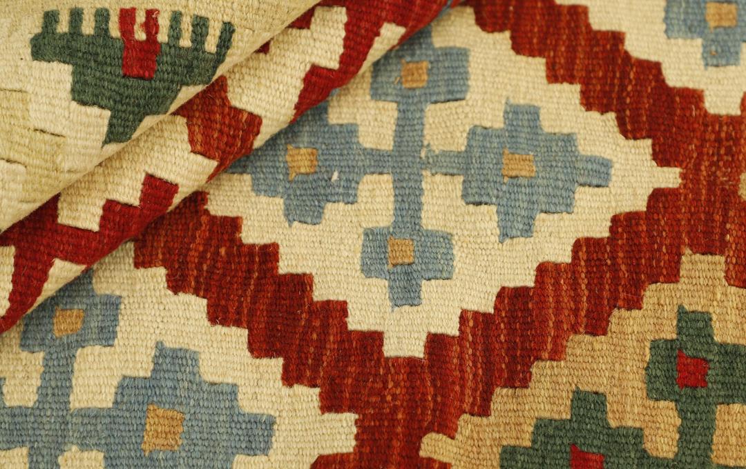 Tapis Kilim tissé à la main du Moyen-Orient avec un motif géométrique multicolore en losanges