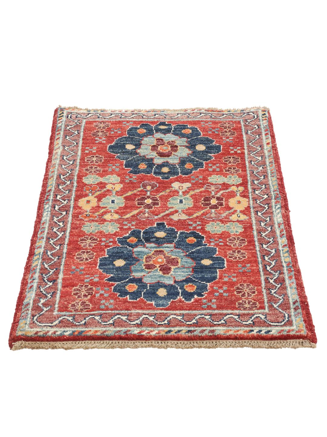 Met de hand geknoopt Afghaans tapijt met een rood veld en geometrische motieven