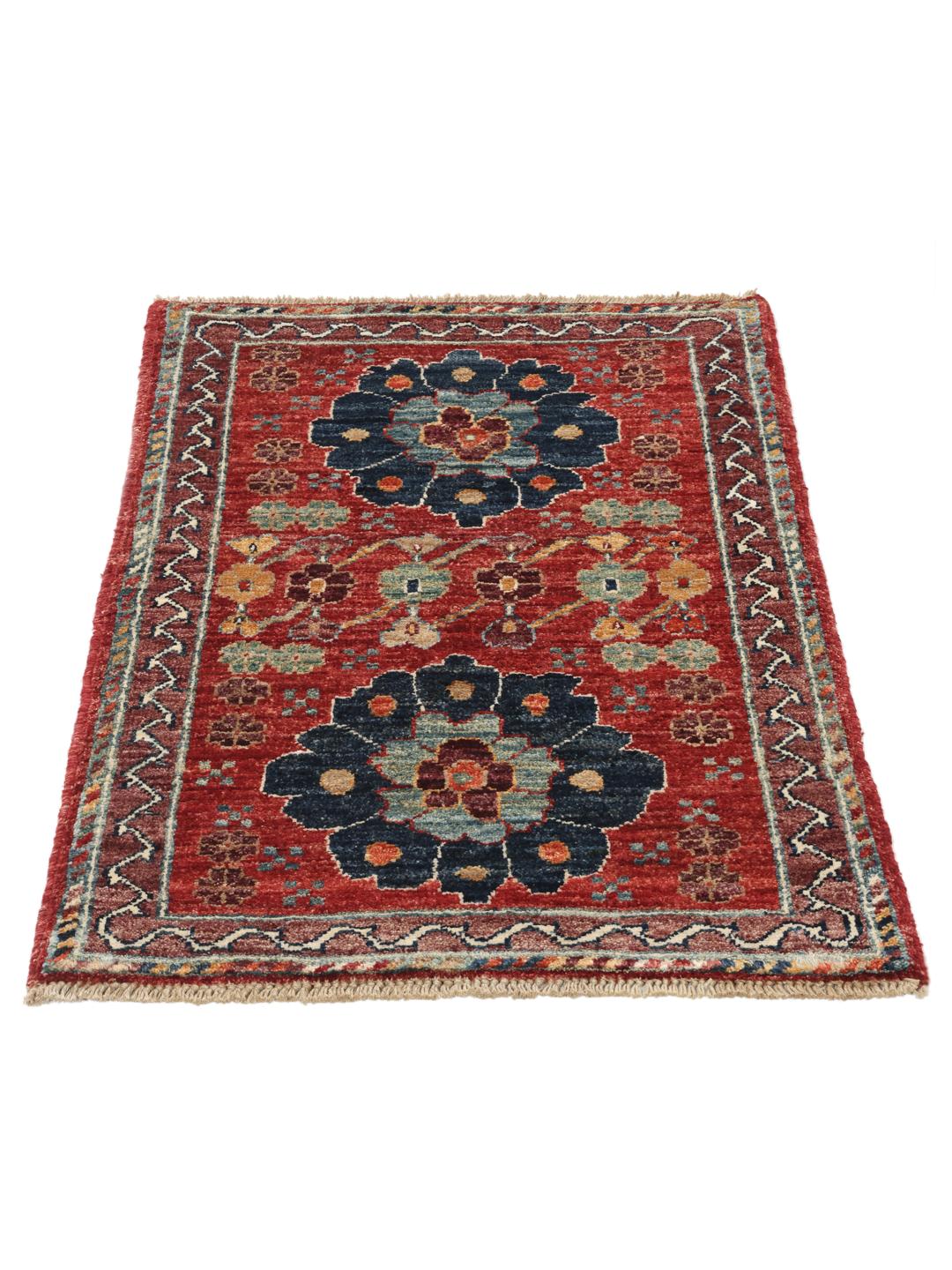 Met de hand geknoopt Afghaans tapijt met een rood veld en geometrische motieven