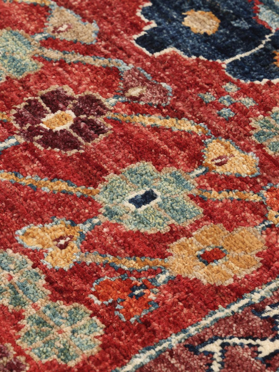 Met de hand geknoopt Afghaans tapijt met een rood veld en geometrische motieven