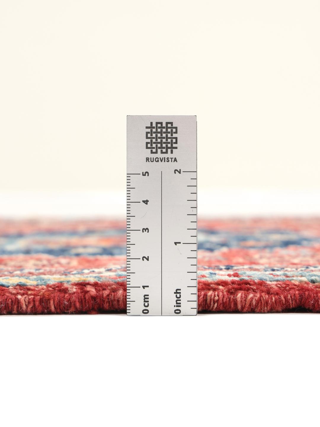 Met de hand geknoopt Afghaans tapijt met een rood veld en geometrische motieven