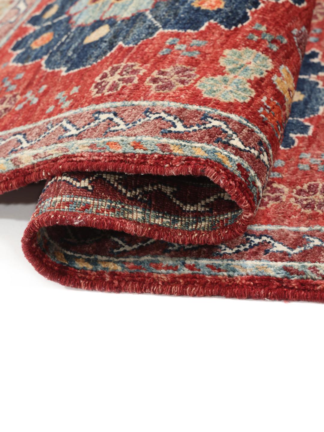 Met de hand geknoopt Afghaans tapijt met een rood veld en geometrische motieven