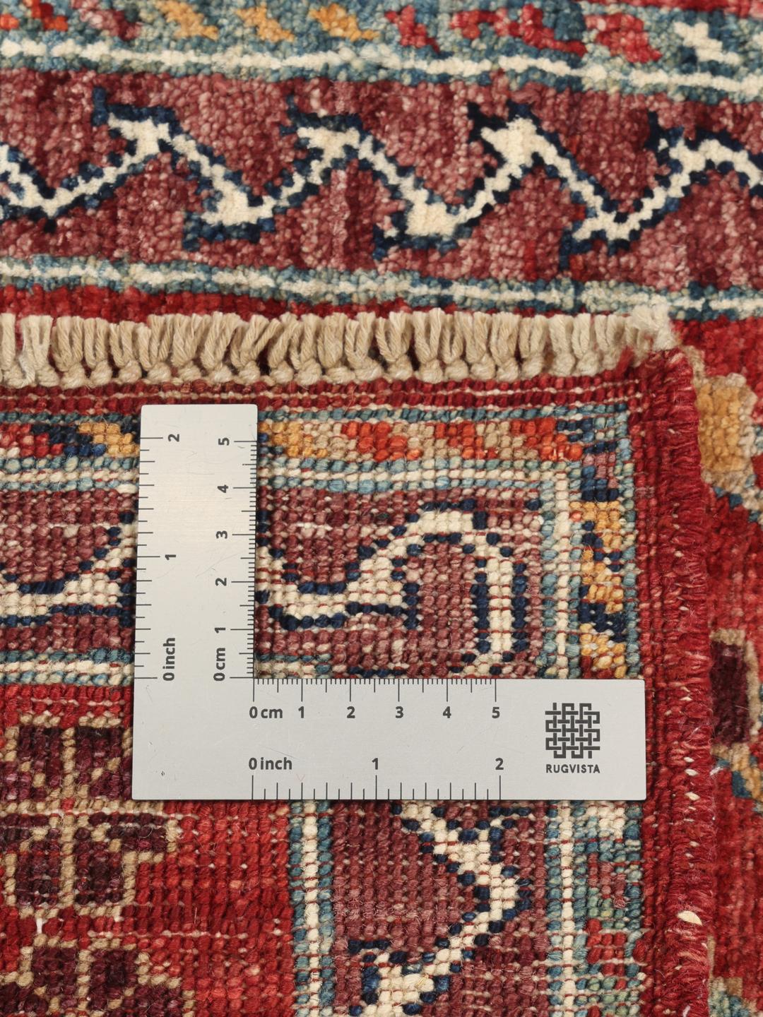Met de hand geknoopt Afghaans tapijt met een rood veld en geometrische motieven