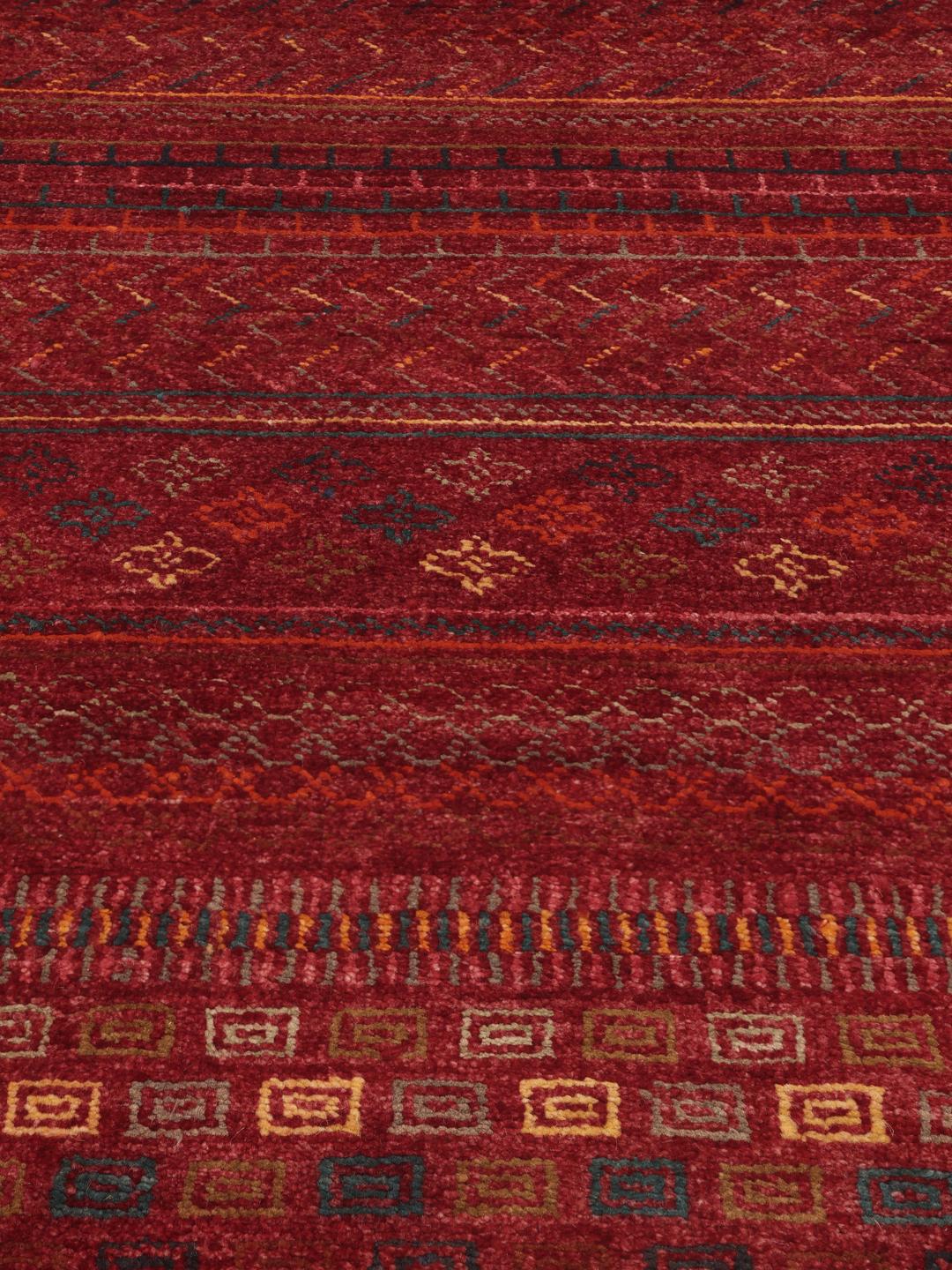 Ręcznie tkany dywan Modern Afghan Fine w głębokim ciemnoczerwonym kolorze z geometrycznymi pasami.