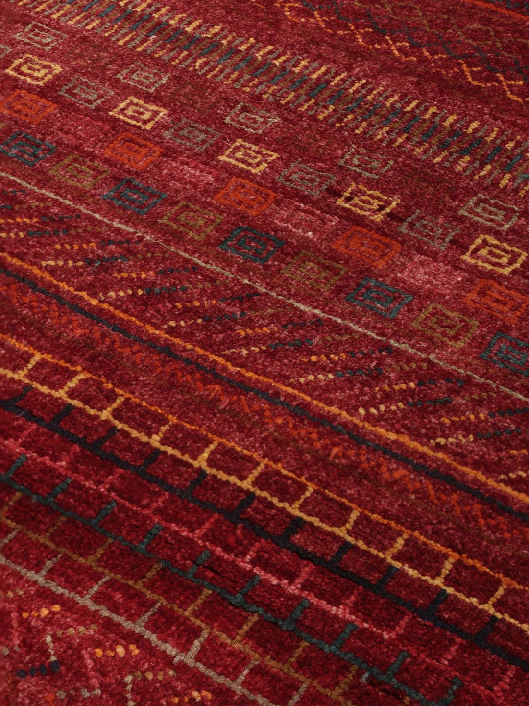 Ręcznie tkany dywan Modern Afghan Fine w głębokim ciemnoczerwonym kolorze z geometrycznymi pasami.