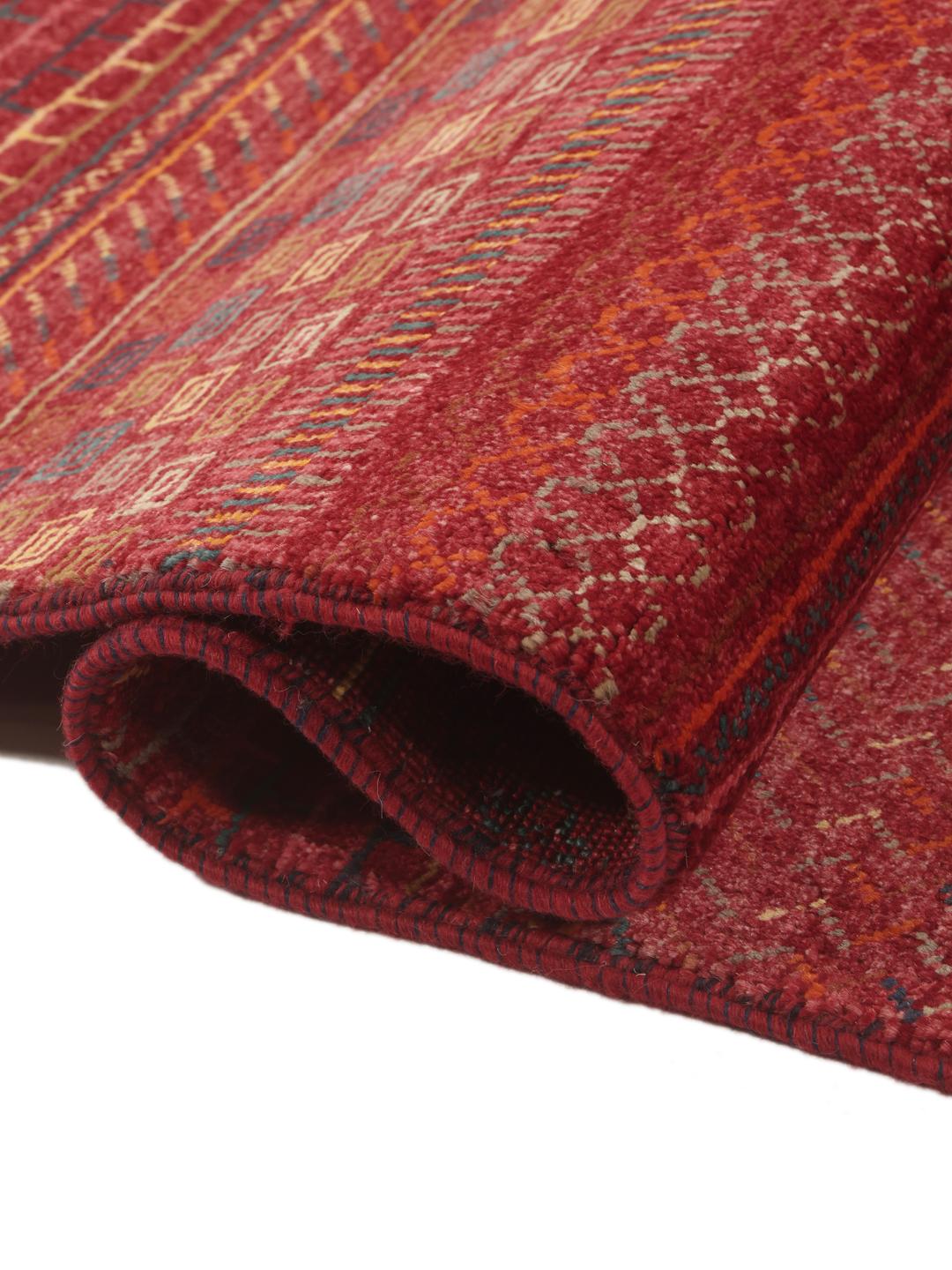 Ręcznie tkany dywan Modern Afghan Fine w głębokim ciemnoczerwonym kolorze z geometrycznymi pasami.