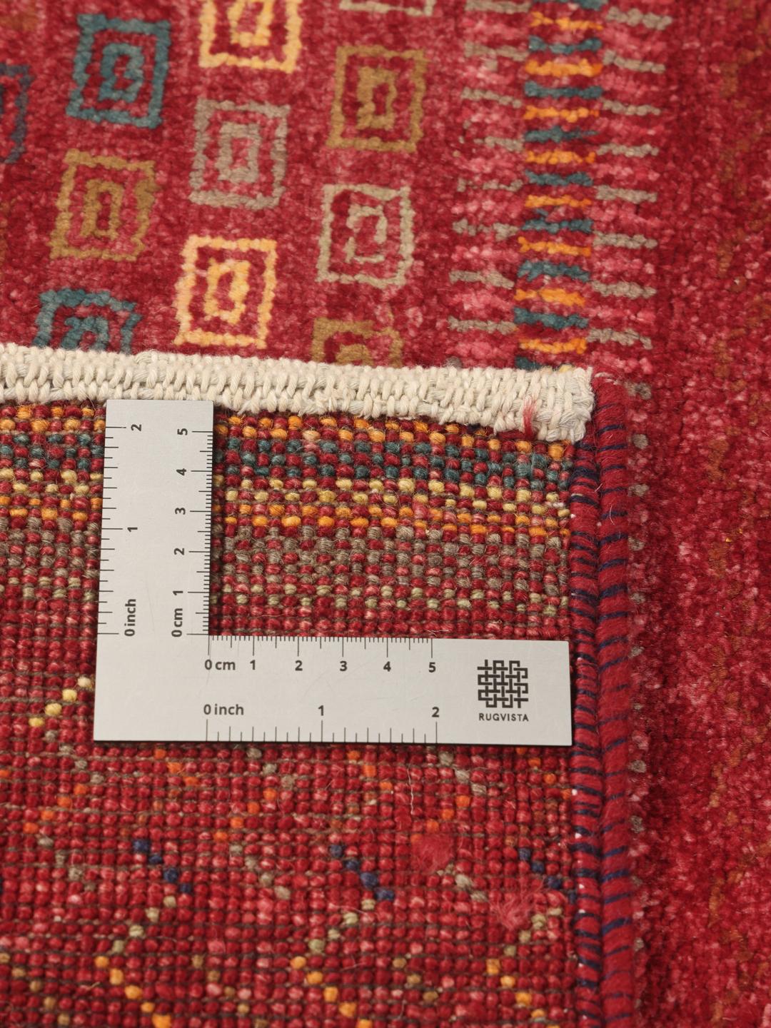 Ręcznie tkany dywan Modern Afghan Fine w głębokim ciemnoczerwonym kolorze z geometrycznymi pasami.