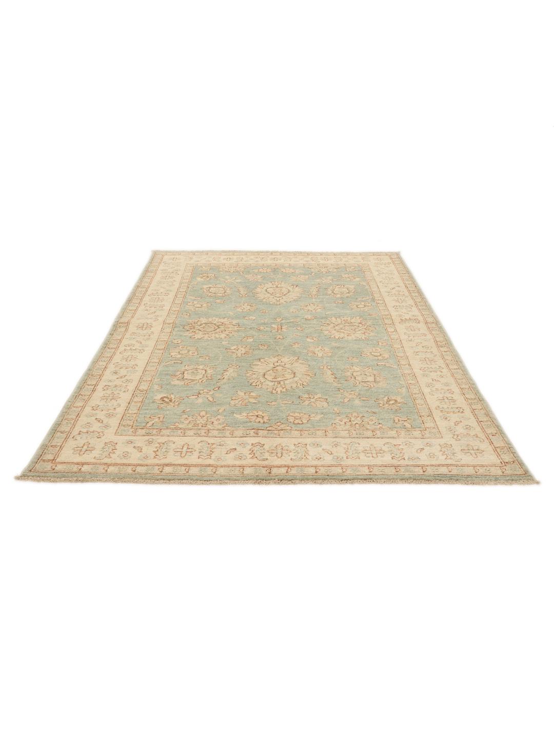 Covor Ziegler înnodat manual din Afganistan cu design floral în nuanțe de albastru deschis și bej.