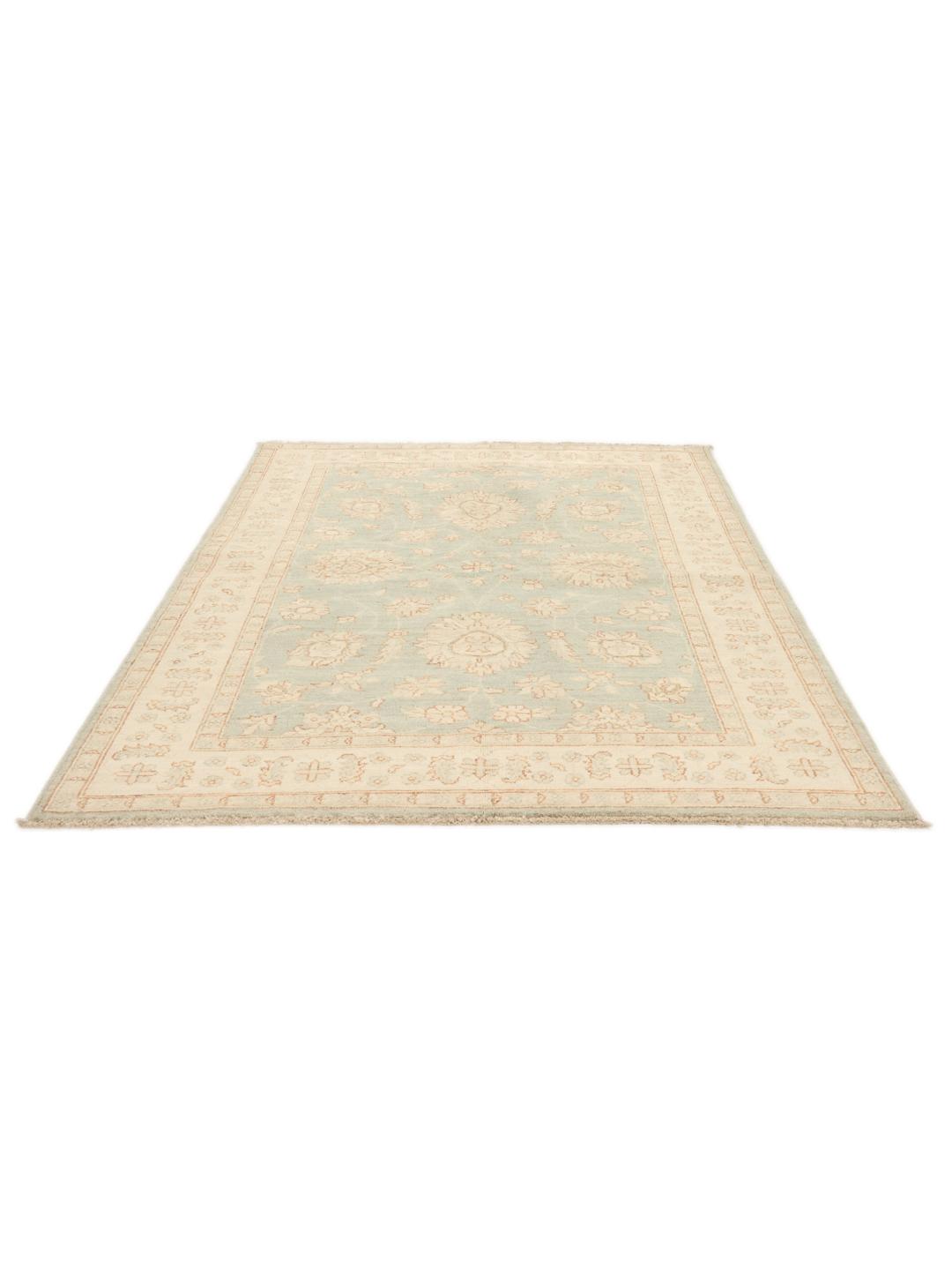 Covor Ziegler înnodat manual din Afganistan cu design floral în nuanțe de albastru deschis și bej.