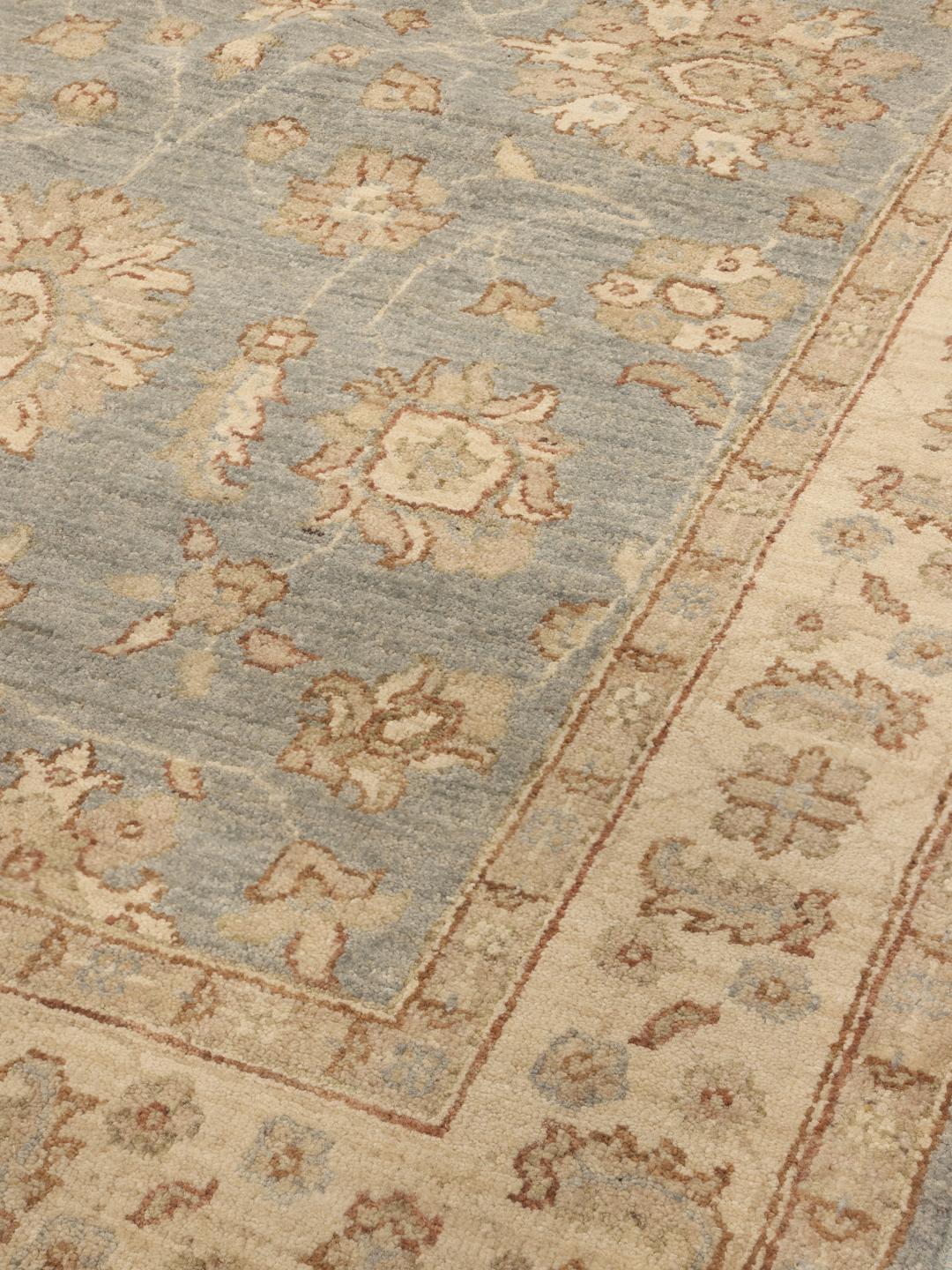 Handgeknoopt Ziegler tapijt uit Afghanistan met een bloemmotief in blauw en beige.