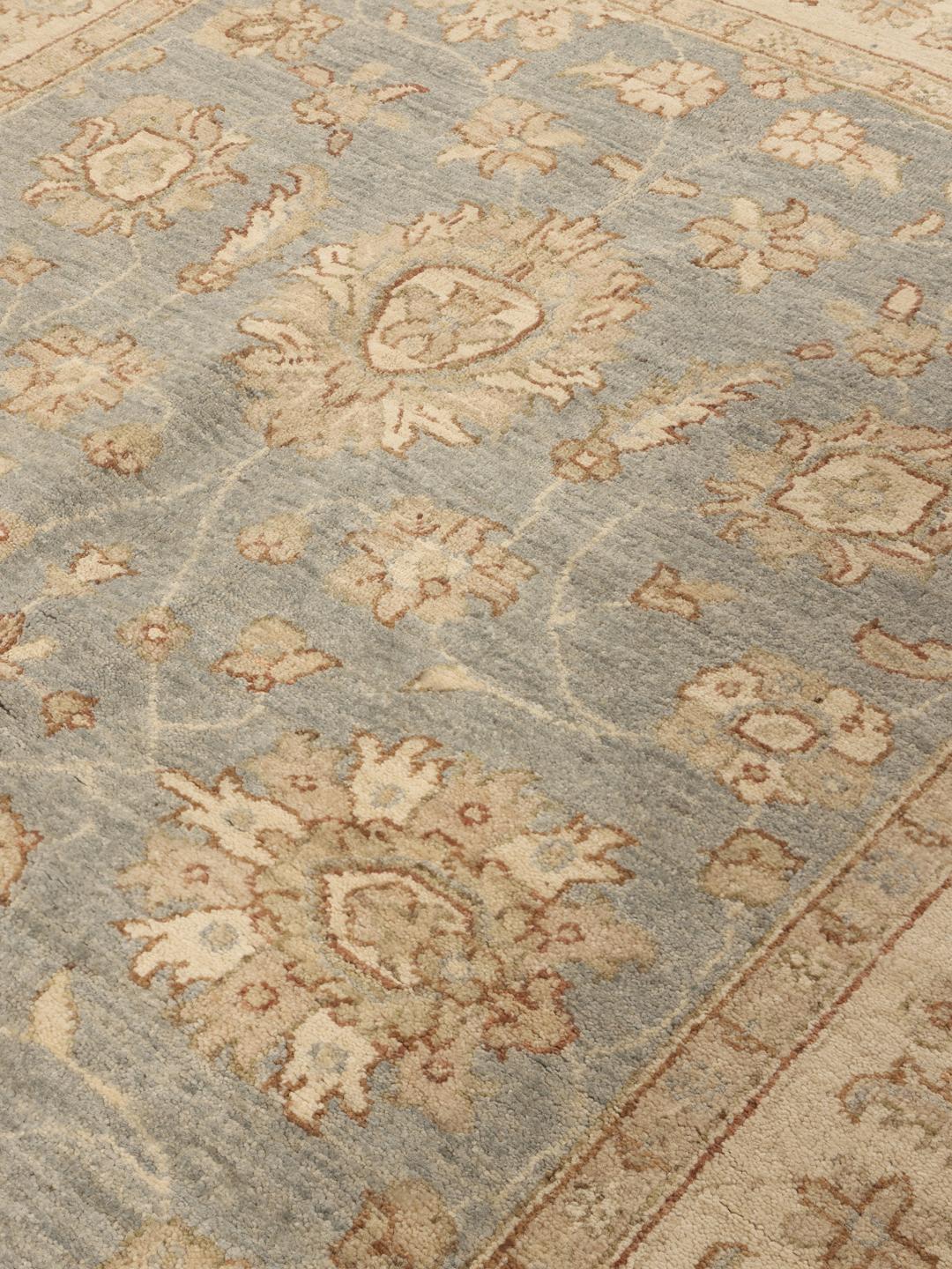 Handgeknoopt Ziegler tapijt uit Afghanistan met een bloemmotief in blauw en beige.