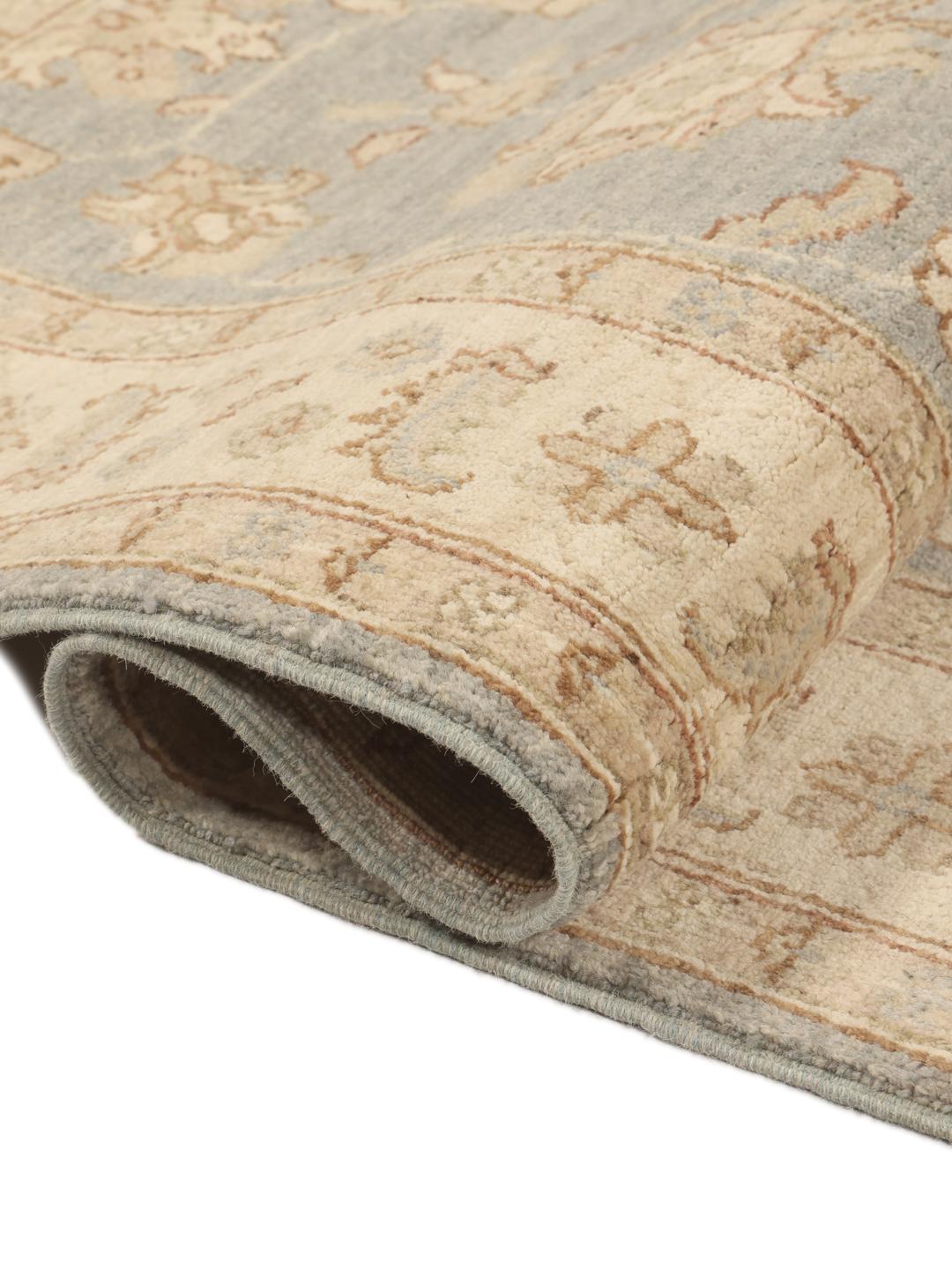 Handgeknoopt Ziegler tapijt uit Afghanistan met een bloemmotief in blauw en beige.