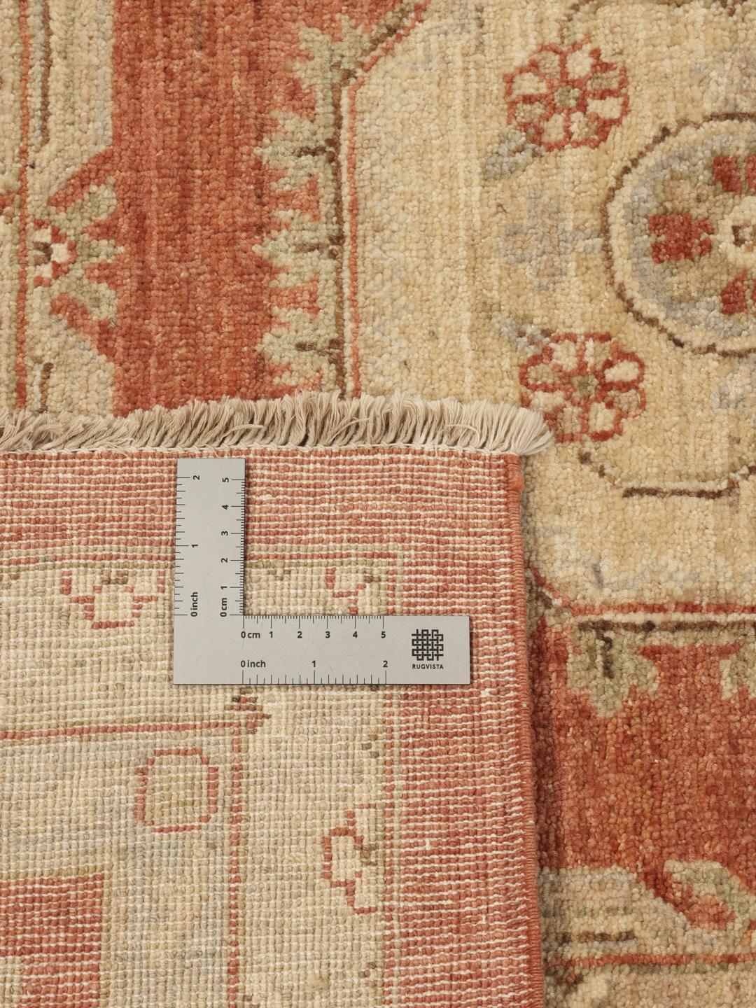 Et håndknyttet Ziegler Fine uldtæppe fra Pakistan i nuancer af rust og beige