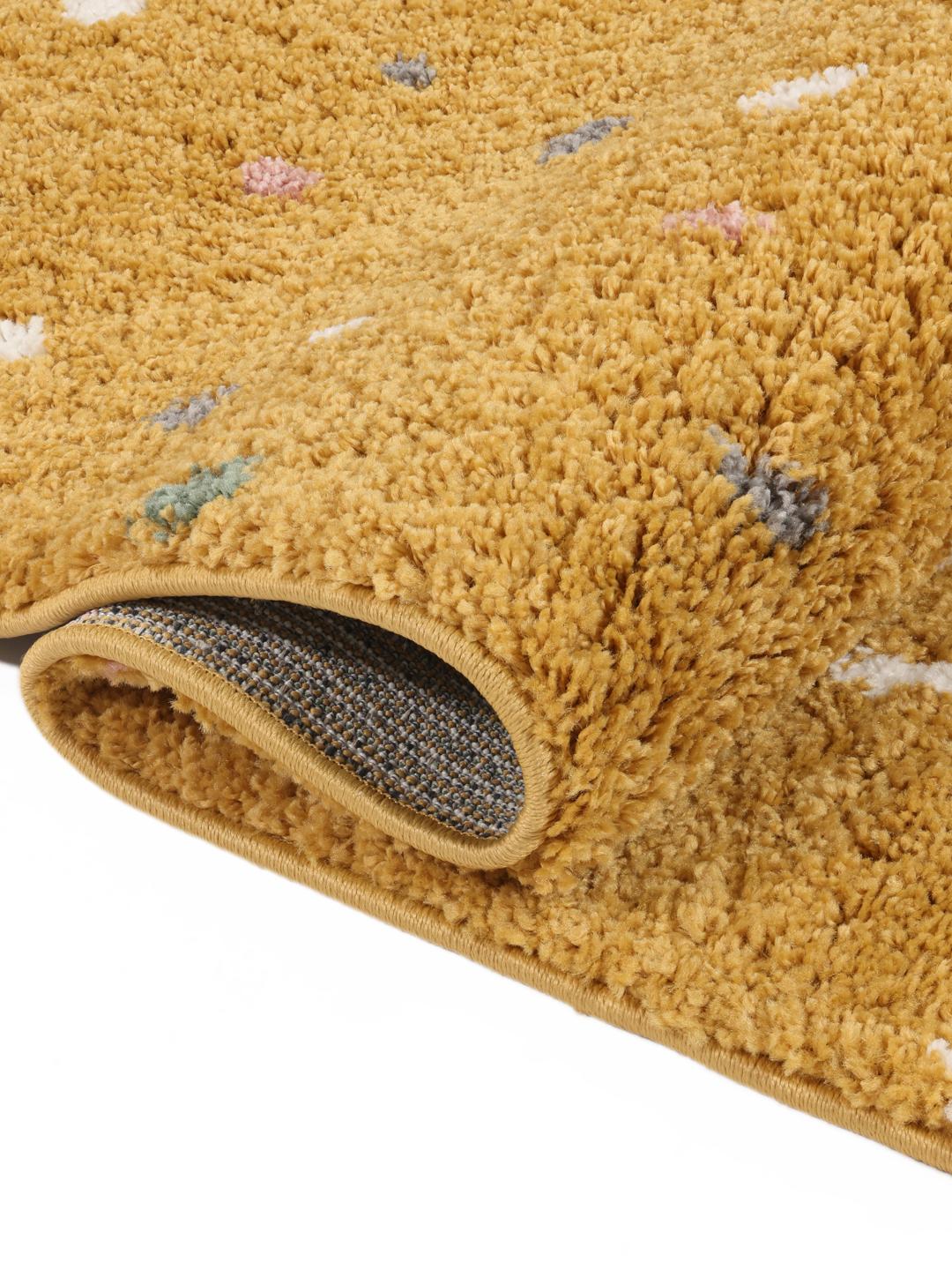 Geel vloerkleed met speelse meerkleurige stippen en franjes