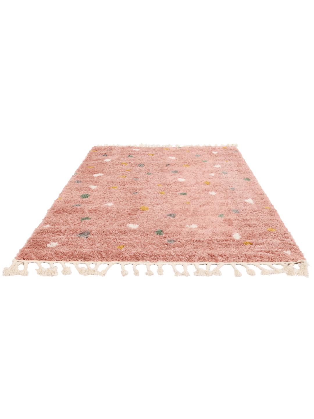 tapis rose avec un velours doux et des détails ludiques