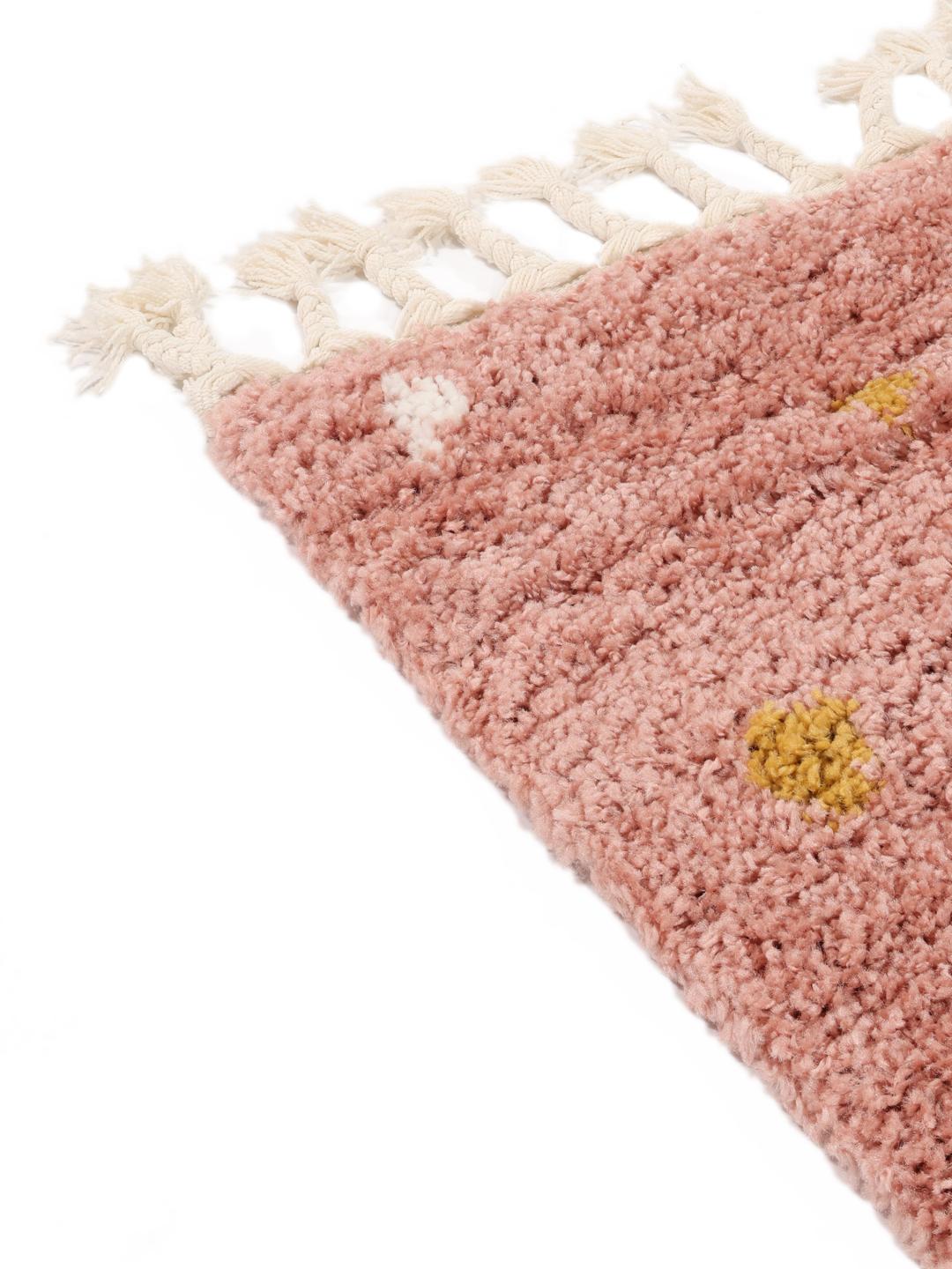 tapis rose avec un velours doux et des détails ludiques