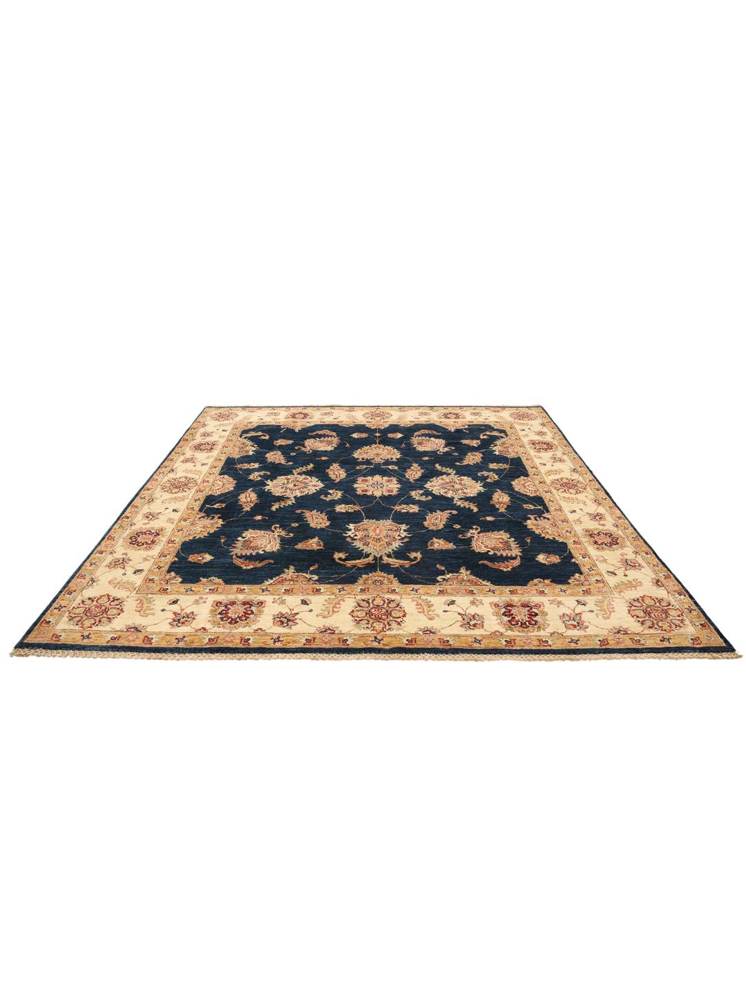 Tapis carré Ziegler Fine noué à la main provenant du Pakistan avec un champ bleu profond et des motifs floraux