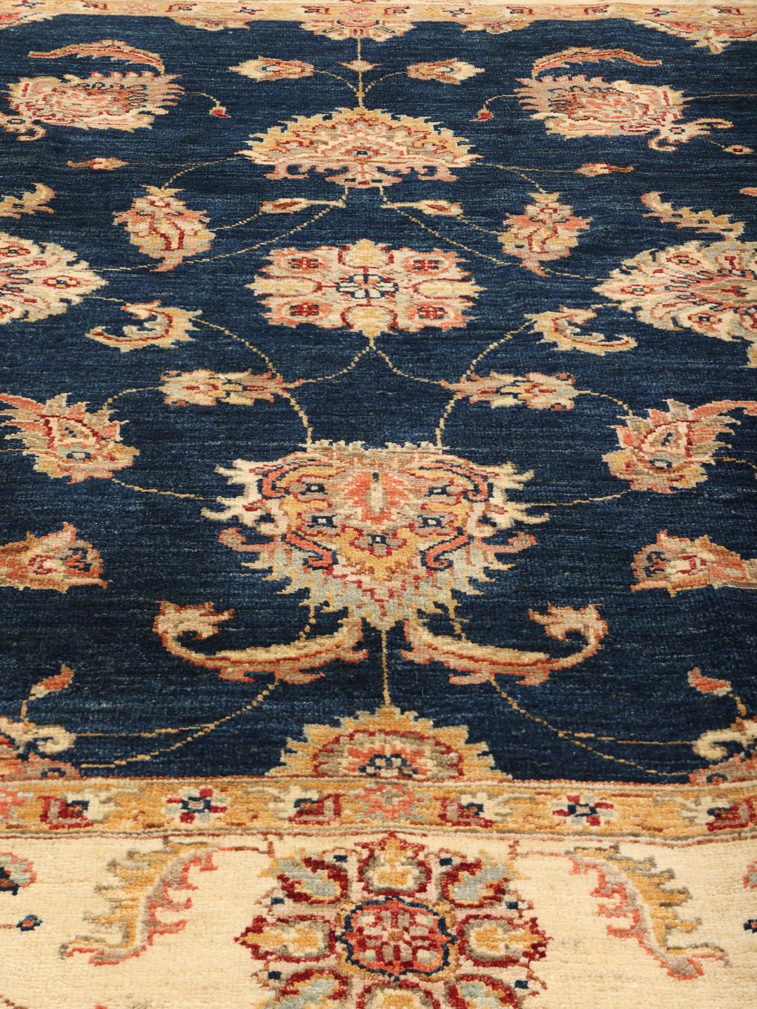Tapis carré Ziegler Fine noué à la main provenant du Pakistan avec un champ bleu profond et des motifs floraux