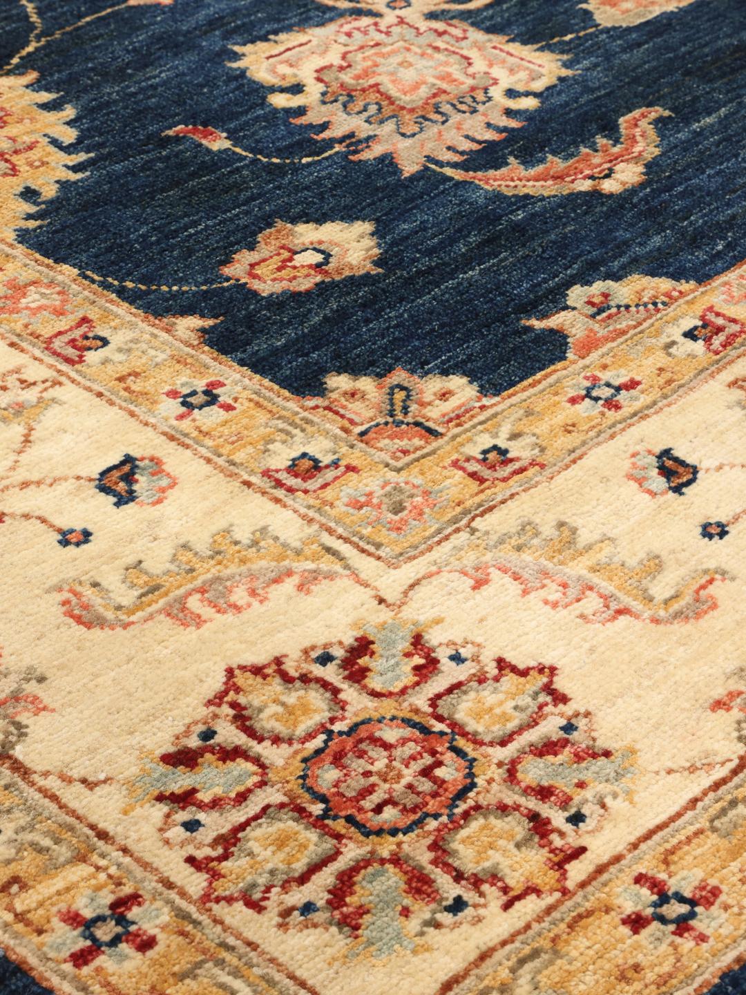 Tapis carré Ziegler Fine noué à la main provenant du Pakistan avec un champ bleu profond et des motifs floraux