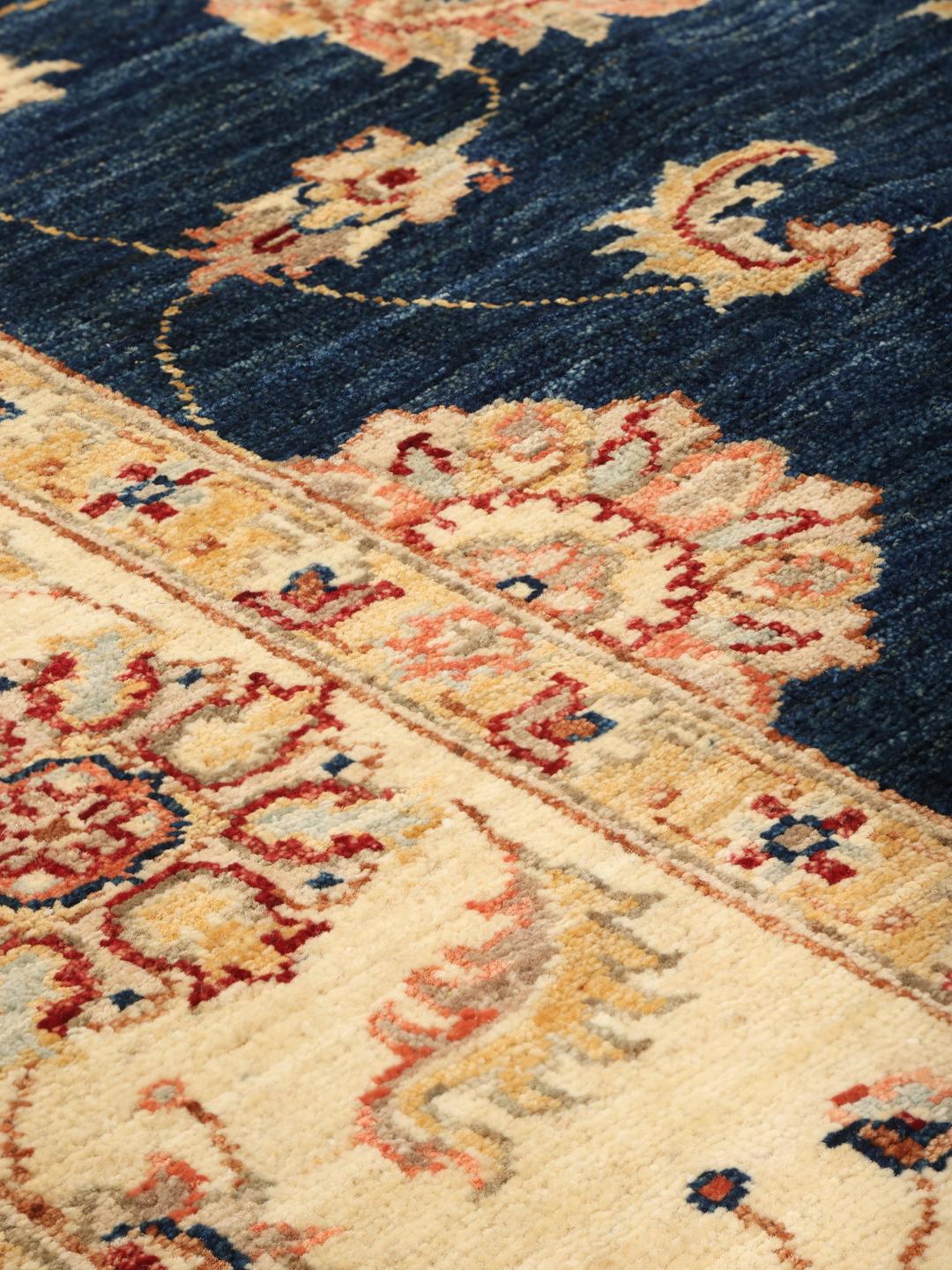 Tapis carré Ziegler Fine noué à la main provenant du Pakistan avec un champ bleu profond et des motifs floraux