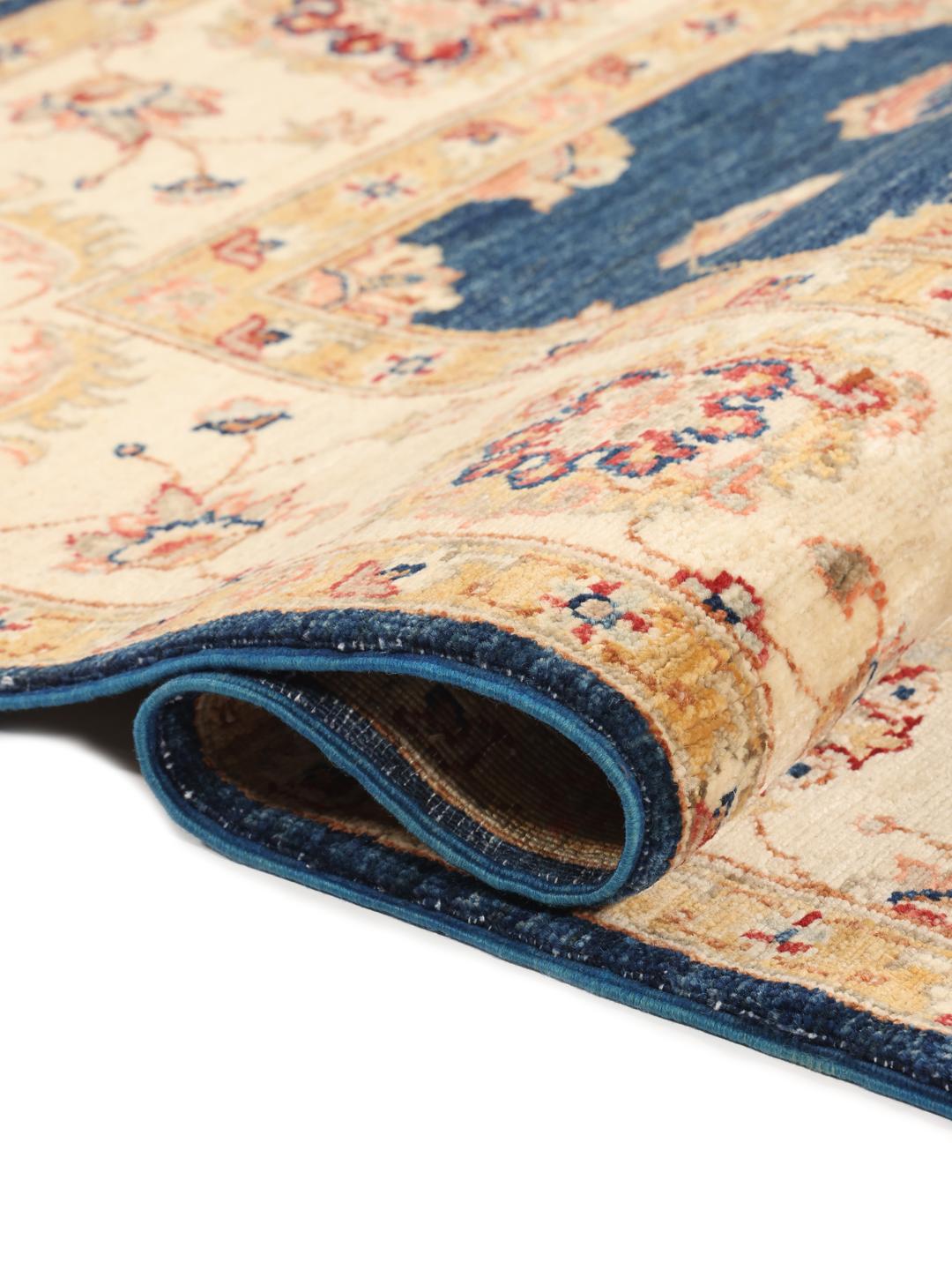 Tapis carré Ziegler Fine noué à la main provenant du Pakistan avec un champ bleu profond et des motifs floraux