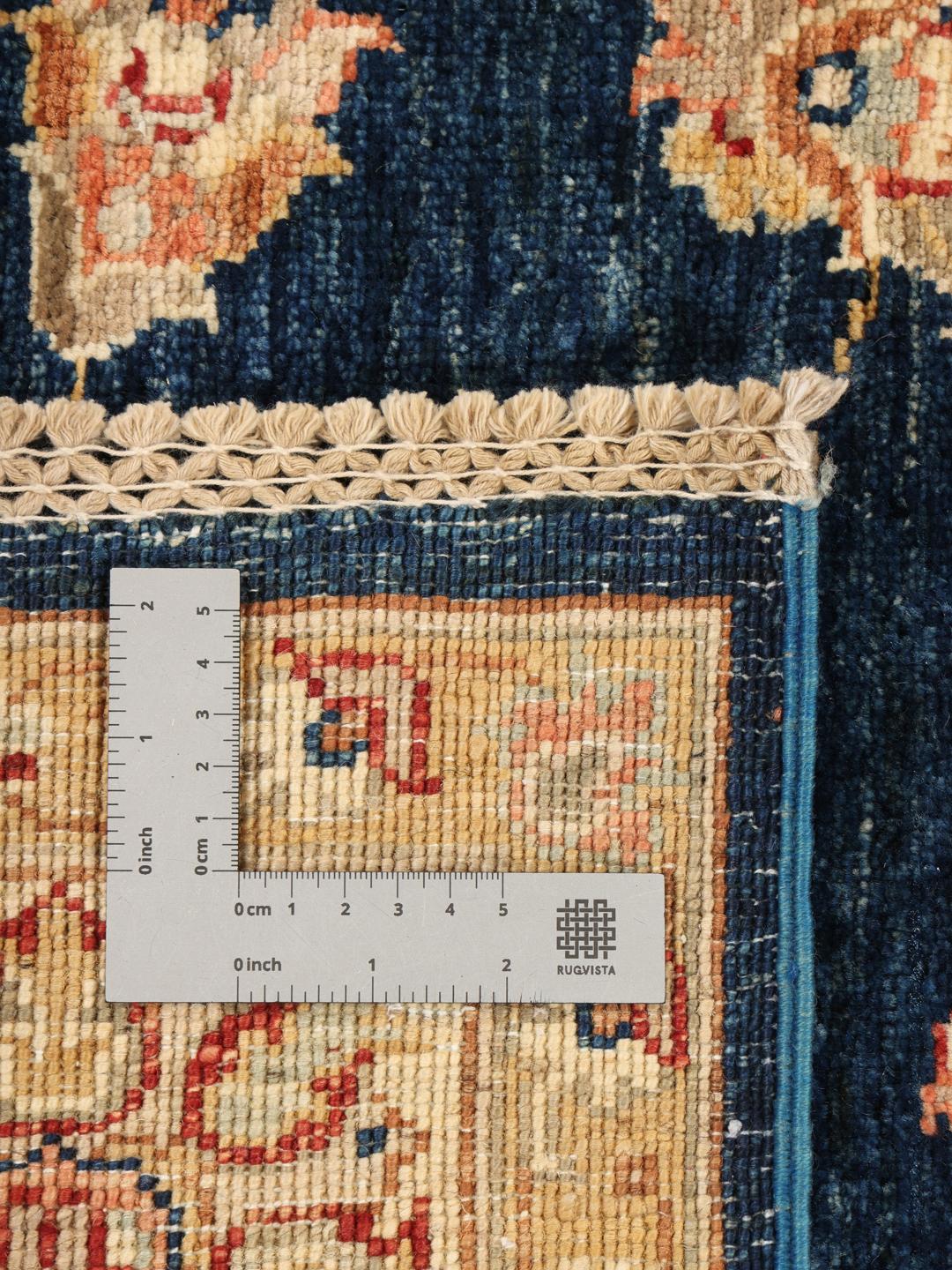 Tapis carré Ziegler Fine noué à la main provenant du Pakistan avec un champ bleu profond et des motifs floraux