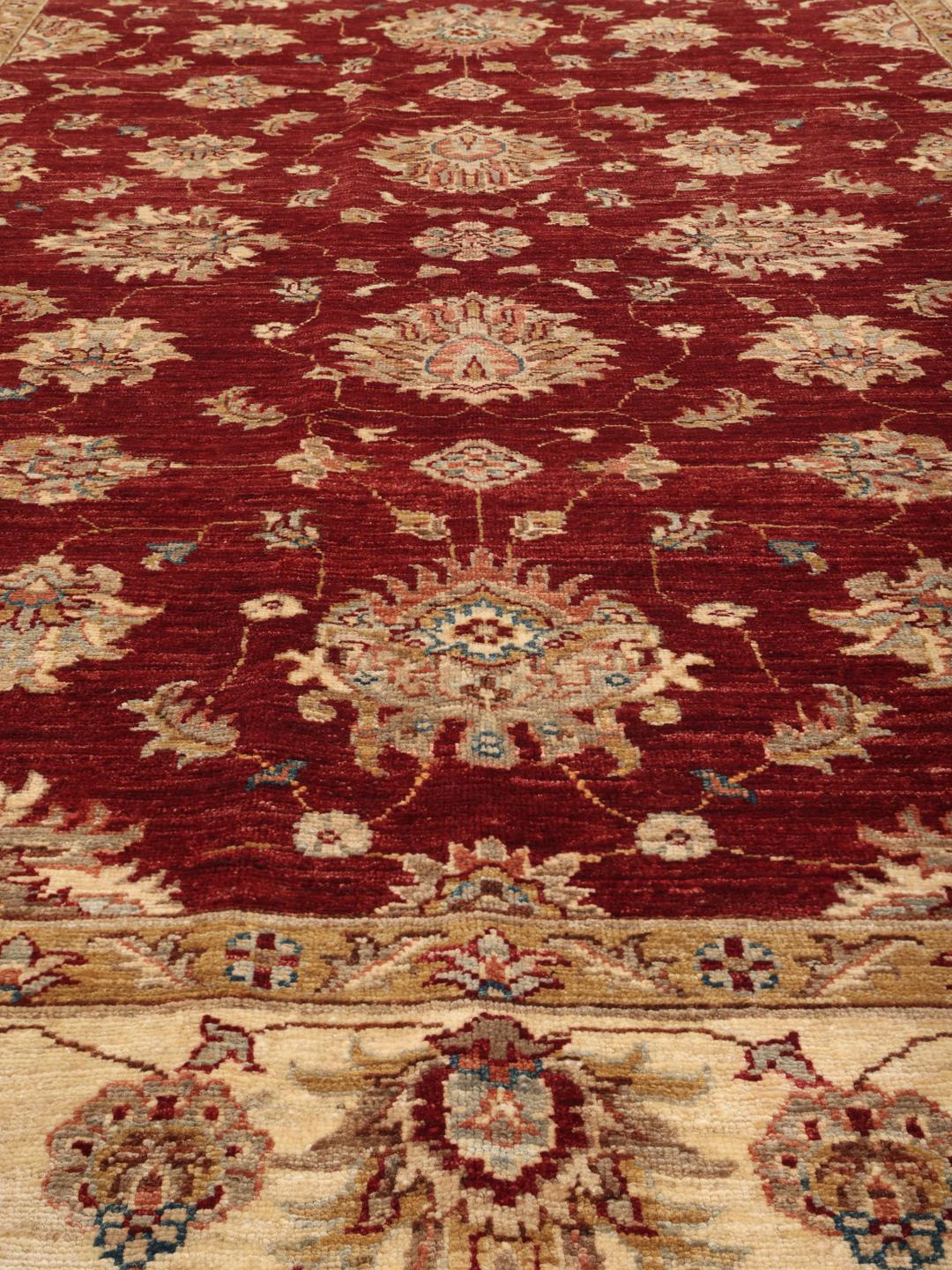 Covor Ziegler Fine înnodat manual din Pakistan cu un design floral în roșu și bej.