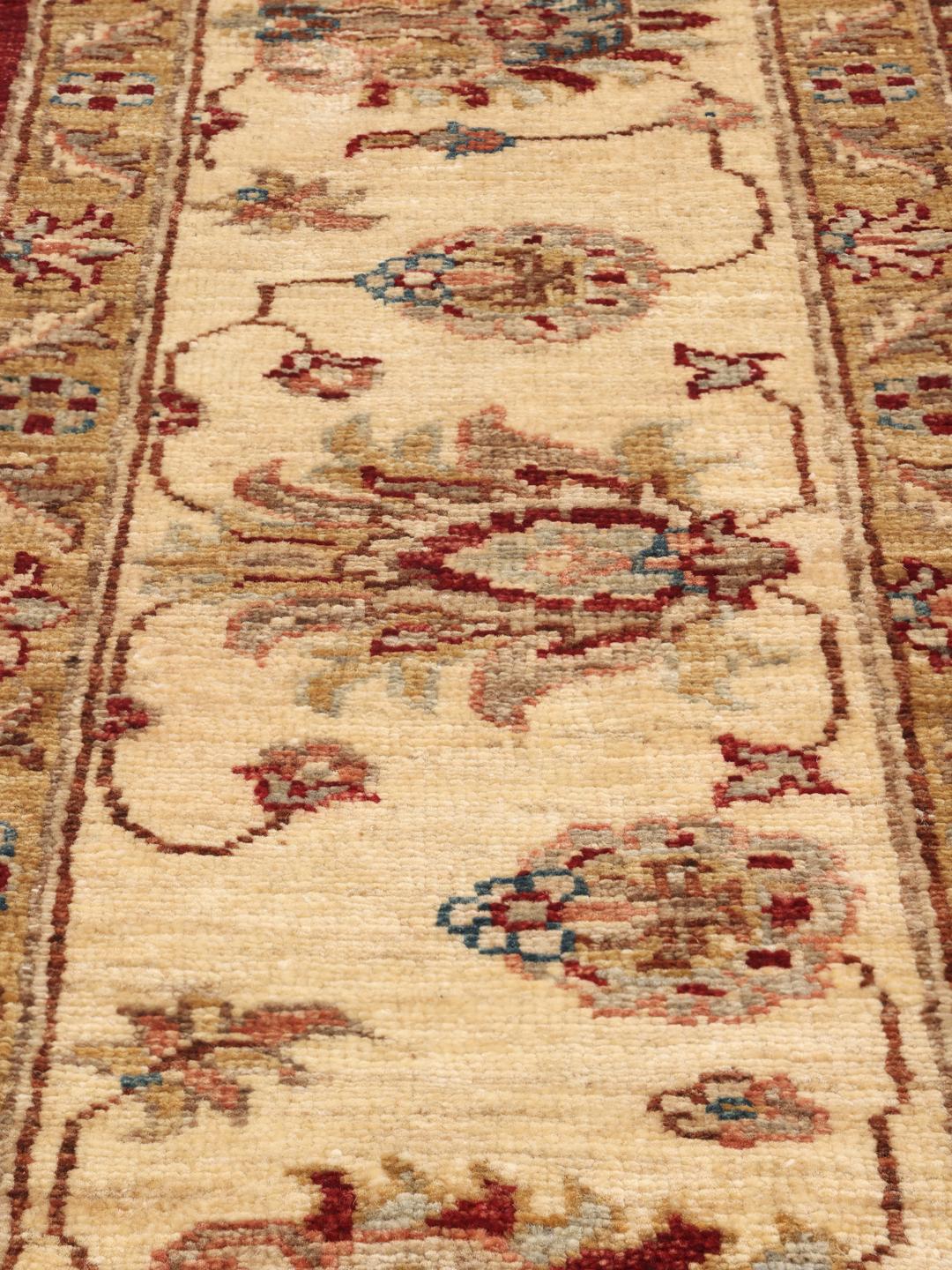 Covor Ziegler Fine înnodat manual din Pakistan cu un design floral în roșu și bej.