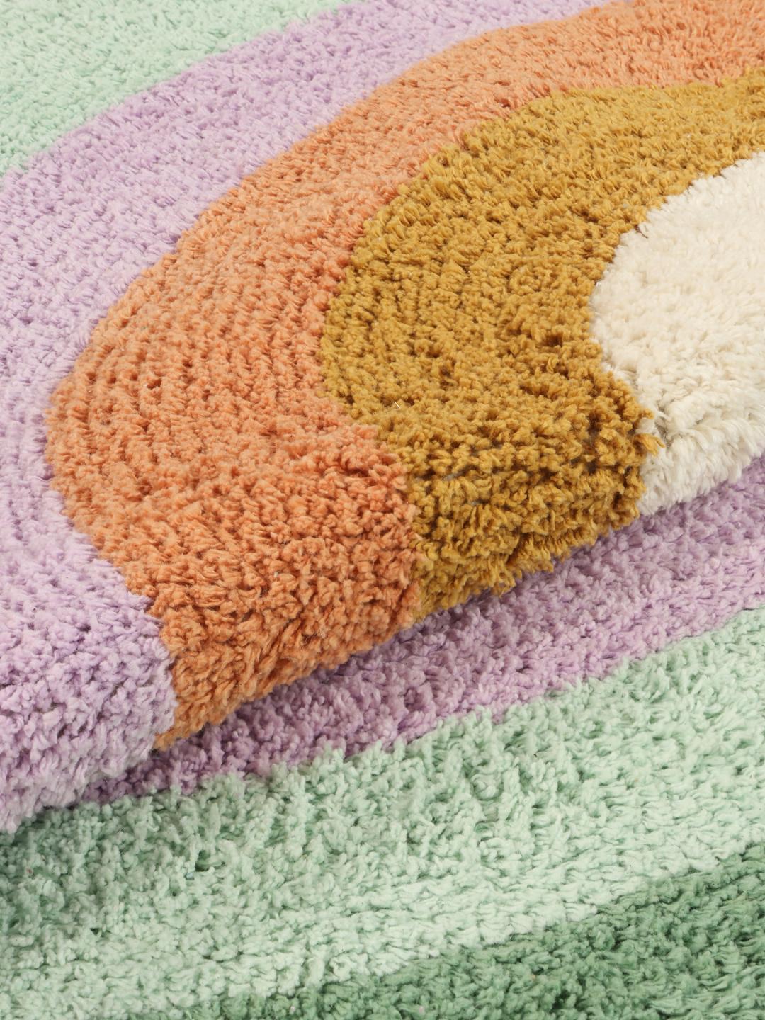Een regenboogvormig meerkleurig katoenen tapijt met kwastjes