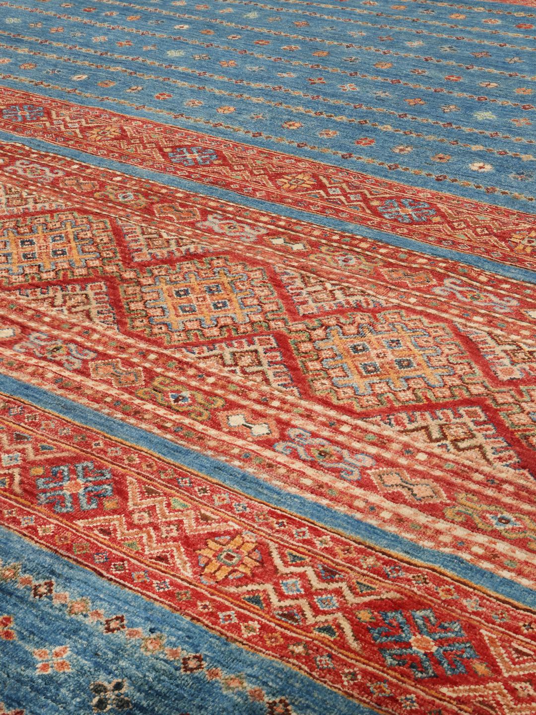 Handgeknoopt Afghaans tapijt met blauwe en rode geometrische patronen