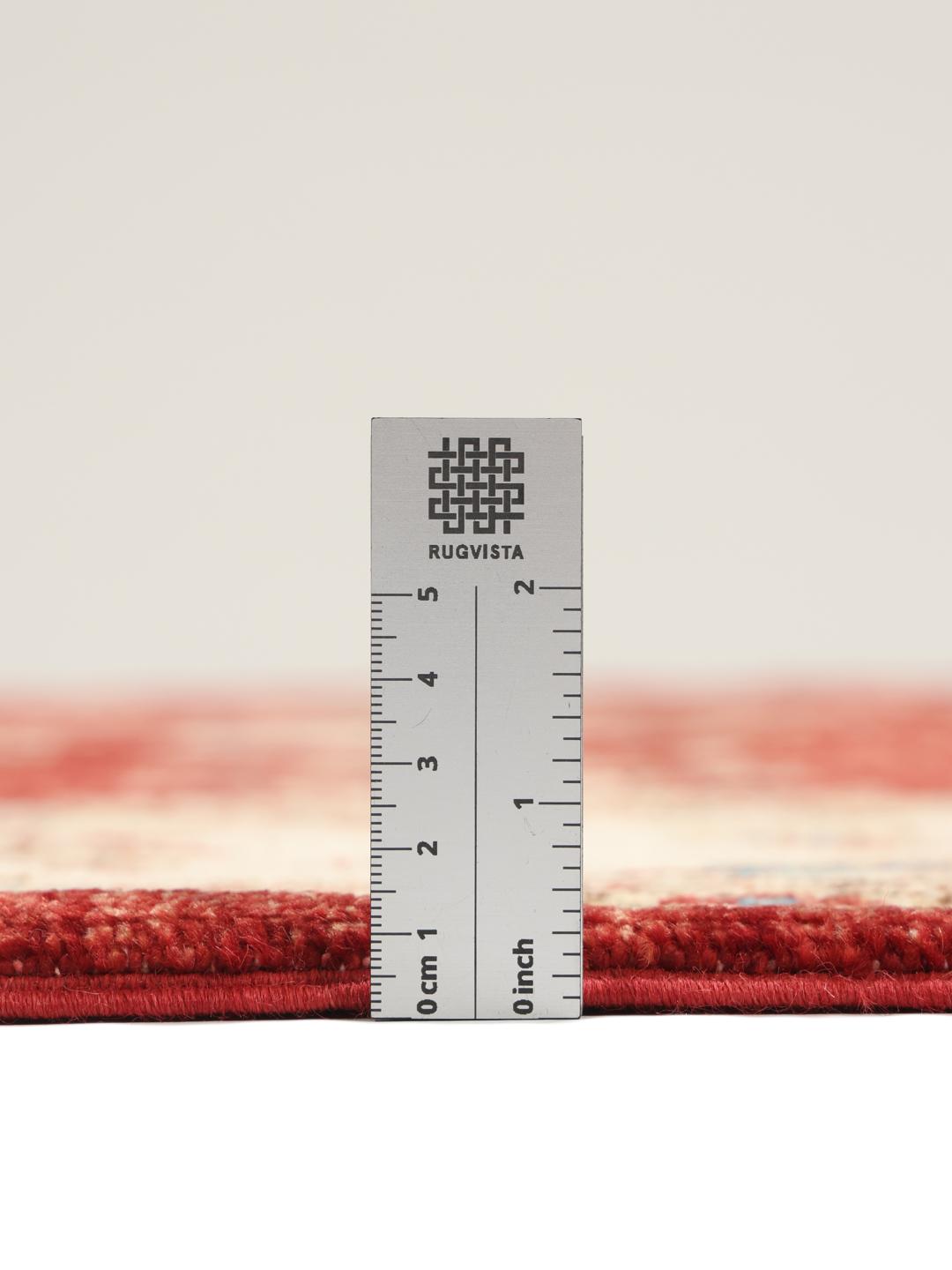 Een handgeknoopt Ziegler Fine tapijt uit Pakistan met een donkerrood veld en verfijnde bloemmotieven.