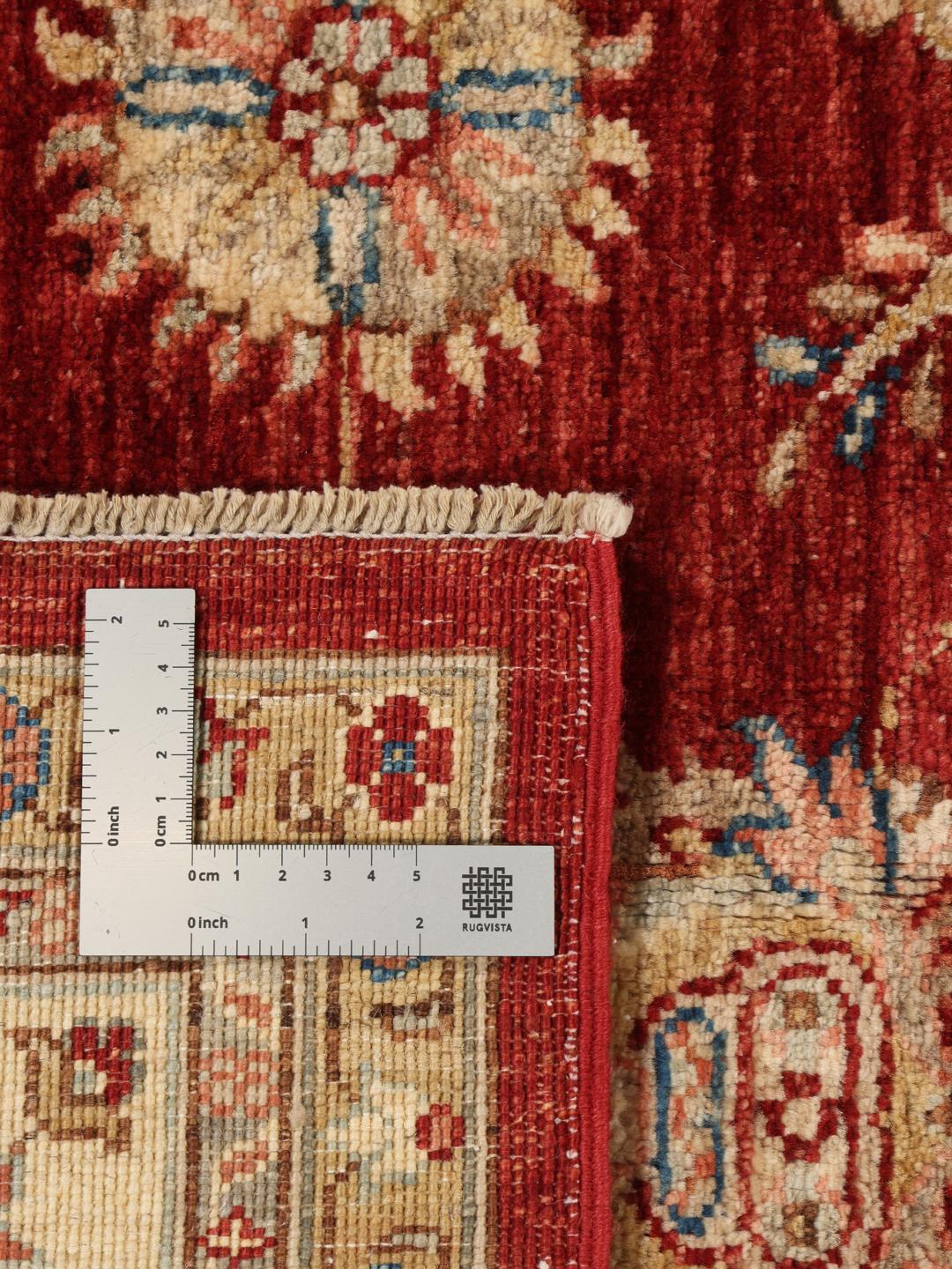 Een handgeknoopt Ziegler Fine tapijt uit Pakistan met een donkerrood veld en verfijnde bloemmotieven.