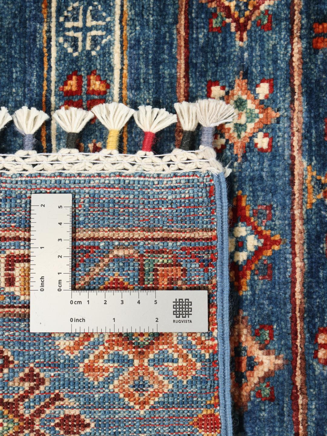 Håndknyttet afghansk tæppe med en mørkeblå bund og indviklede stammemønstre.