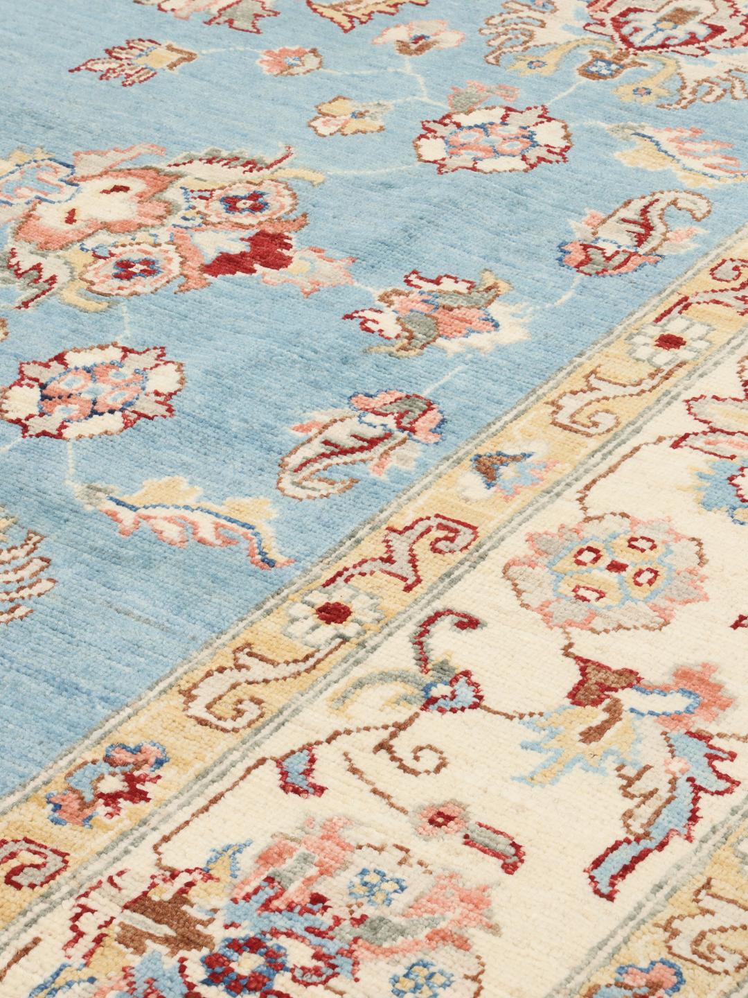 Handgeknoopt Ziegler Fine tapijt uit Pakistan met een blauw veld en bloemmotieven.
