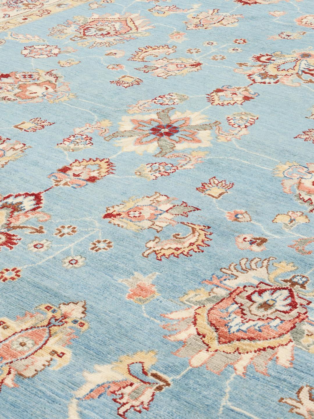 Handgeknoopt Ziegler Fine tapijt uit Pakistan met een blauw veld en bloemmotieven.