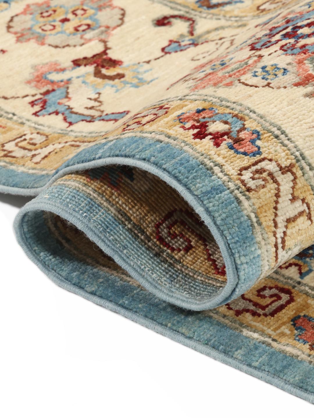 Handgeknoopt Ziegler Fine tapijt uit Pakistan met een blauw veld en bloemmotieven.