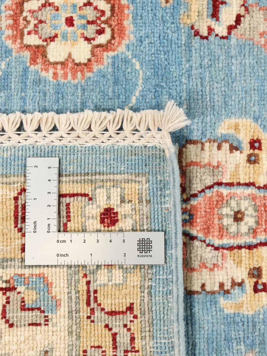 Handgeknoopt Ziegler Fine tapijt uit Pakistan met een blauw veld en bloemmotieven.