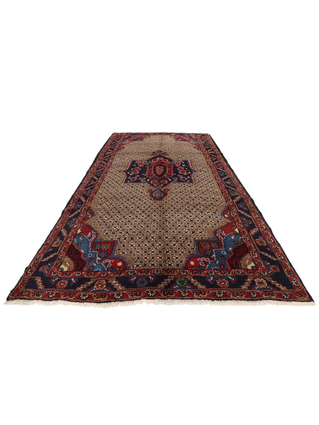 Un tapis Koliai noué à la main avec un médaillon central sur un fond beige et des bordures rouge foncé et bleu