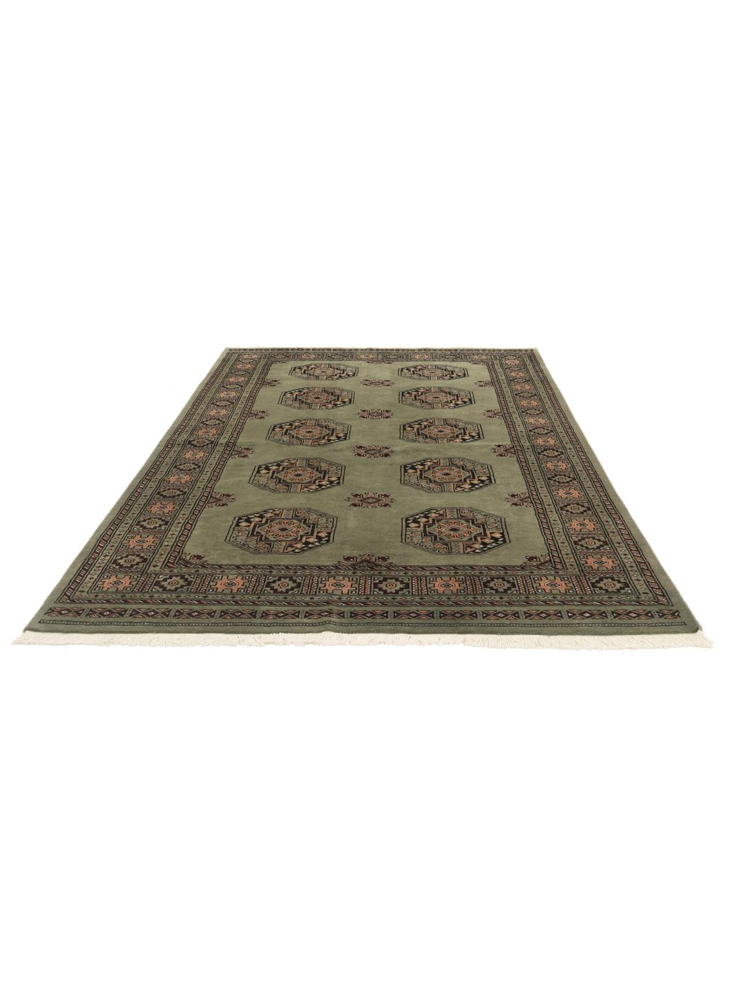 Tapis Pakistan Bokhara noué à la main avec un champ vert sauge et des motifs traditionnels