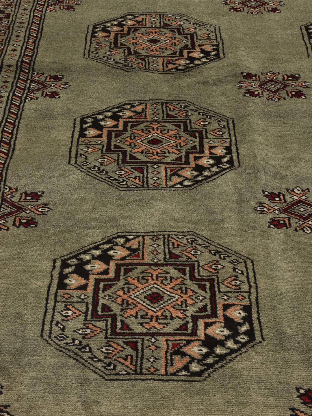 Tapis Pakistan Bokhara noué à la main avec un champ vert sauge et des motifs traditionnels