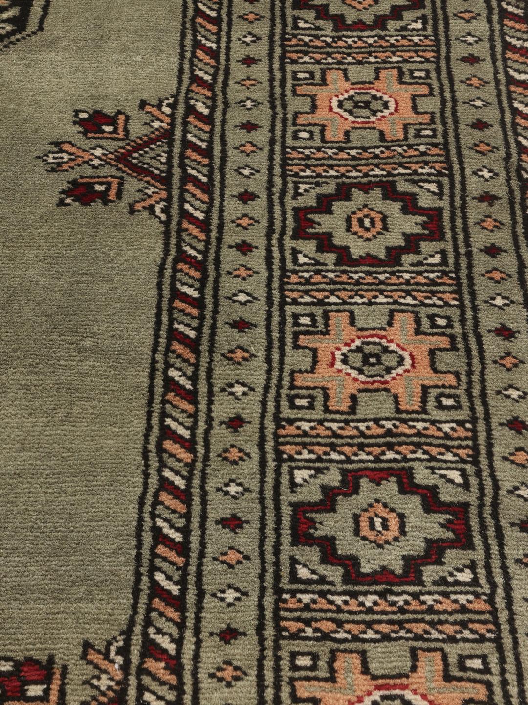 Tapis Pakistan Bokhara noué à la main avec un champ vert sauge et des motifs traditionnels