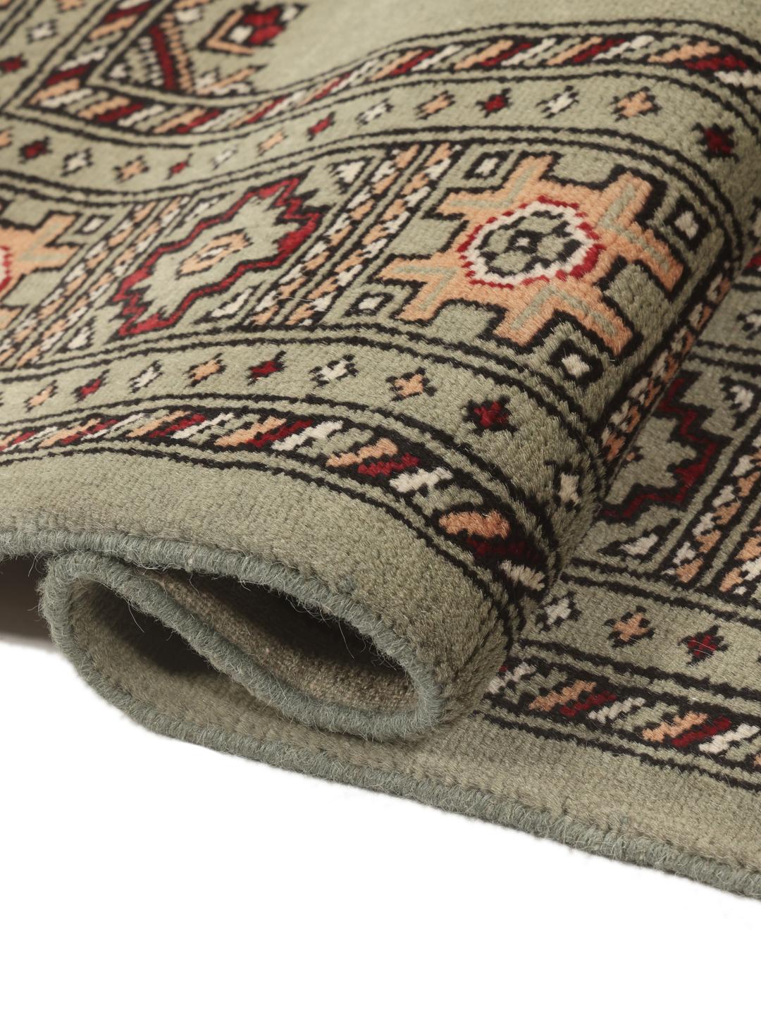 Tapis Pakistan Bokhara noué à la main avec un champ vert sauge et des motifs traditionnels