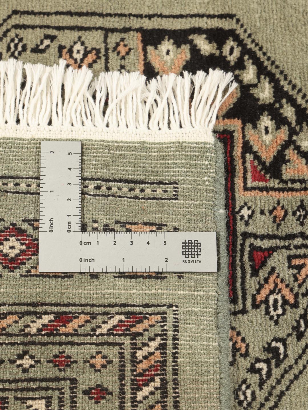 Tapis Pakistan Bokhara noué à la main avec un champ vert sauge et des motifs traditionnels