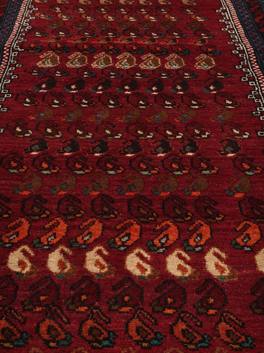 Handgeknoopte loper uit het Midden-Oosten in donkerrood met traditionele motieven