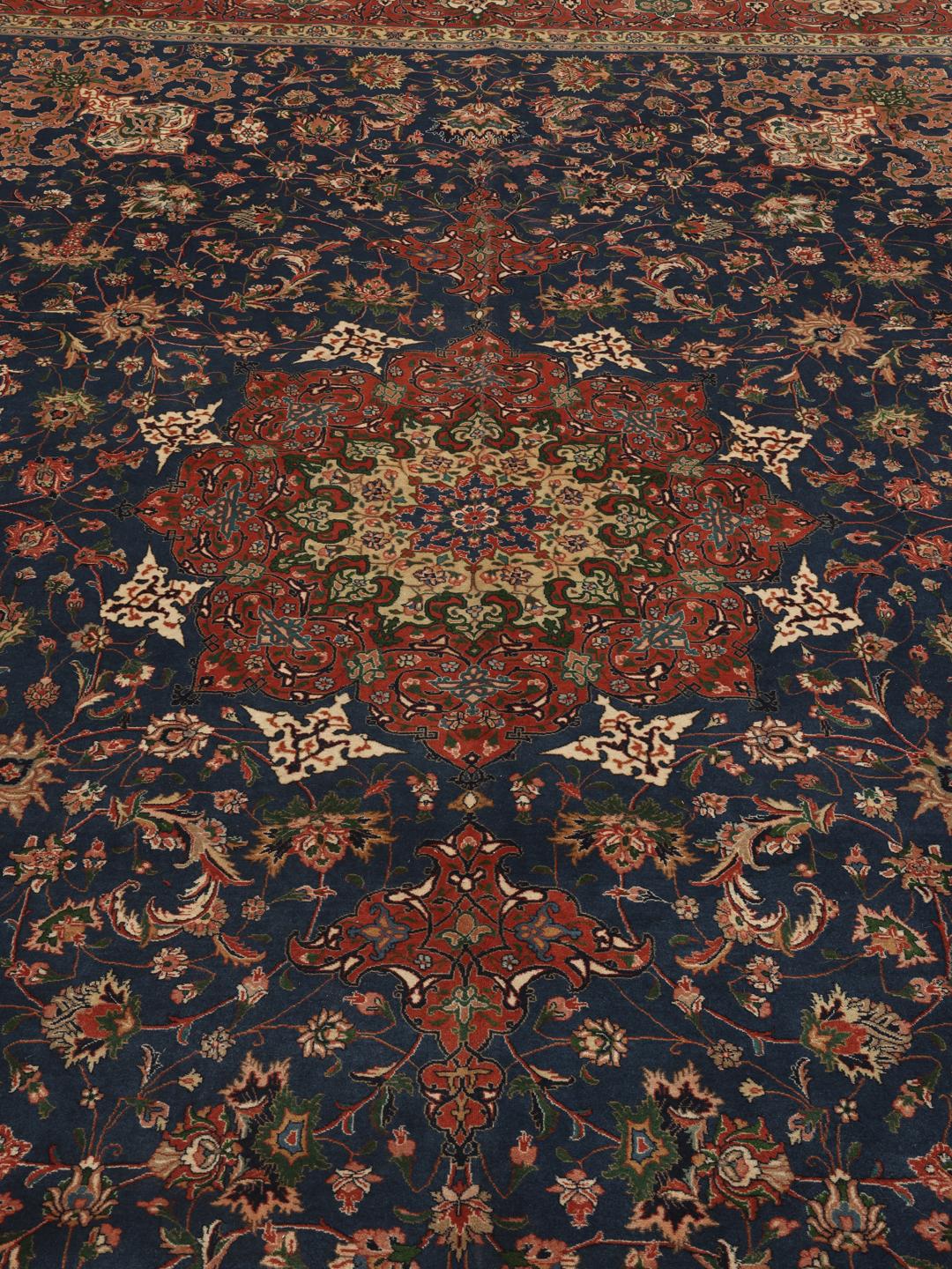 Håndknyttet Tabriz-tæppe med et blåt og rødt blomstermedaljondesign fra Mellemøsten