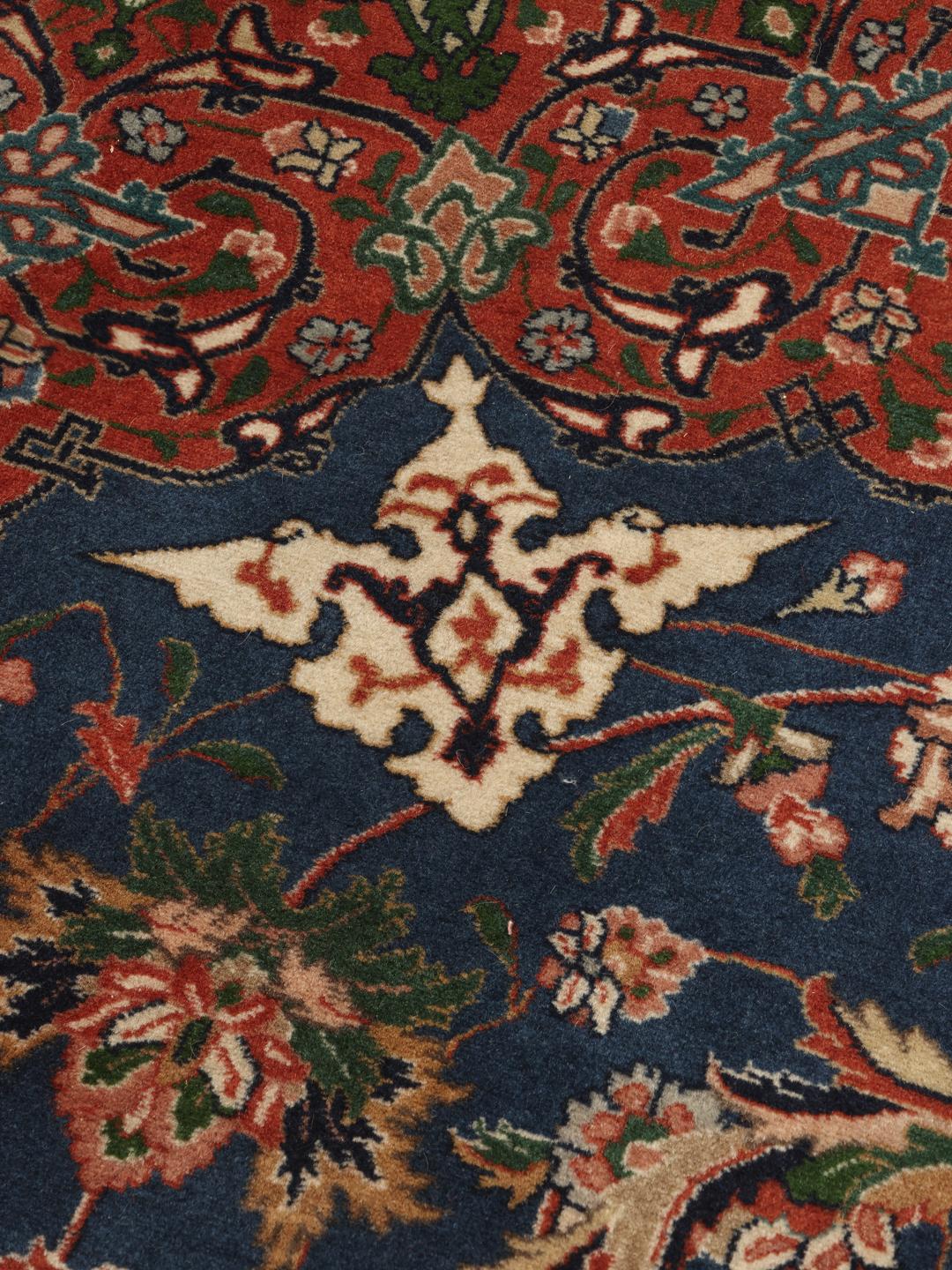 Håndknyttet Tabriz-tæppe med et blåt og rødt blomstermedaljondesign fra Mellemøsten