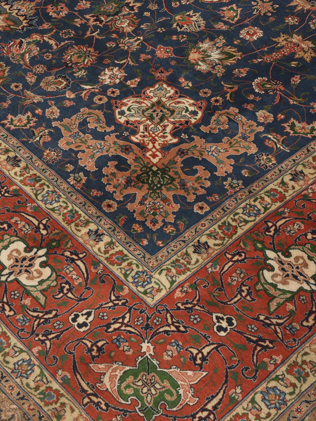 Håndknyttet Tabriz-tæppe med et blåt og rødt blomstermedaljondesign fra Mellemøsten
