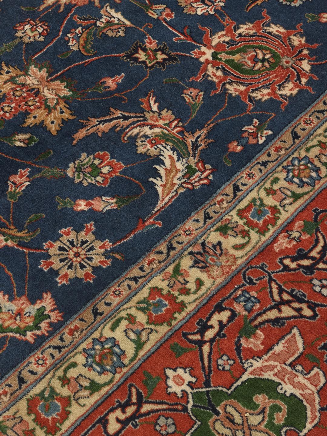 Håndknyttet Tabriz-tæppe med et blåt og rødt blomstermedaljondesign fra Mellemøsten