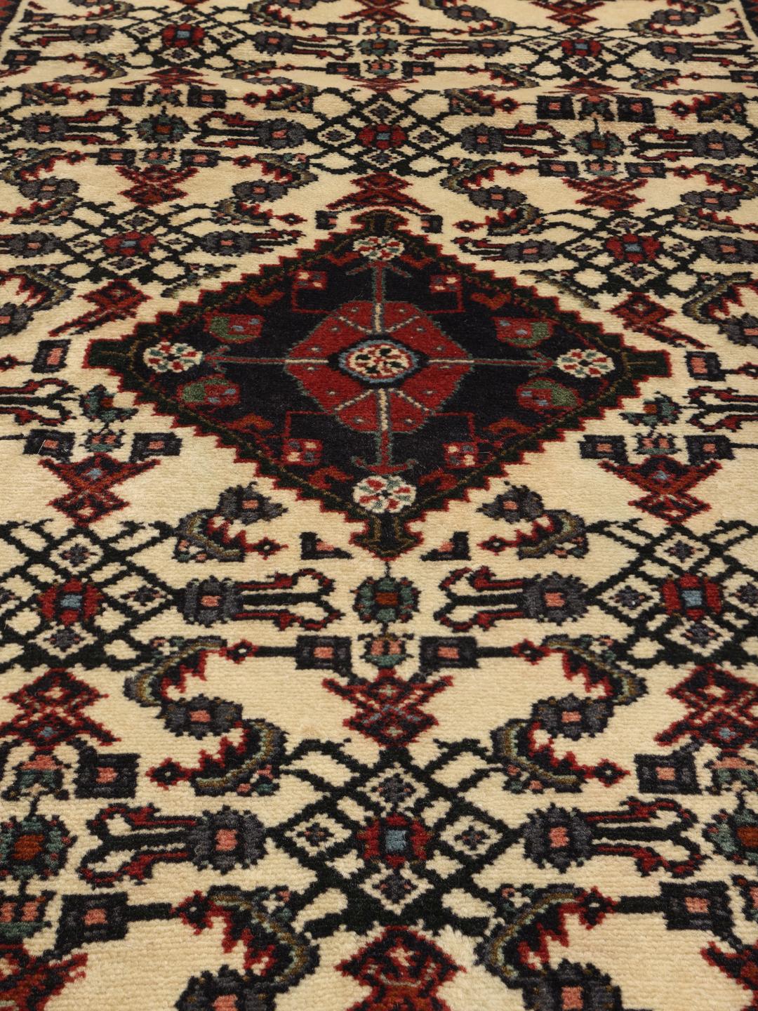 Tapis couloir du Moyen-Orient noué à la main en rouge et beige